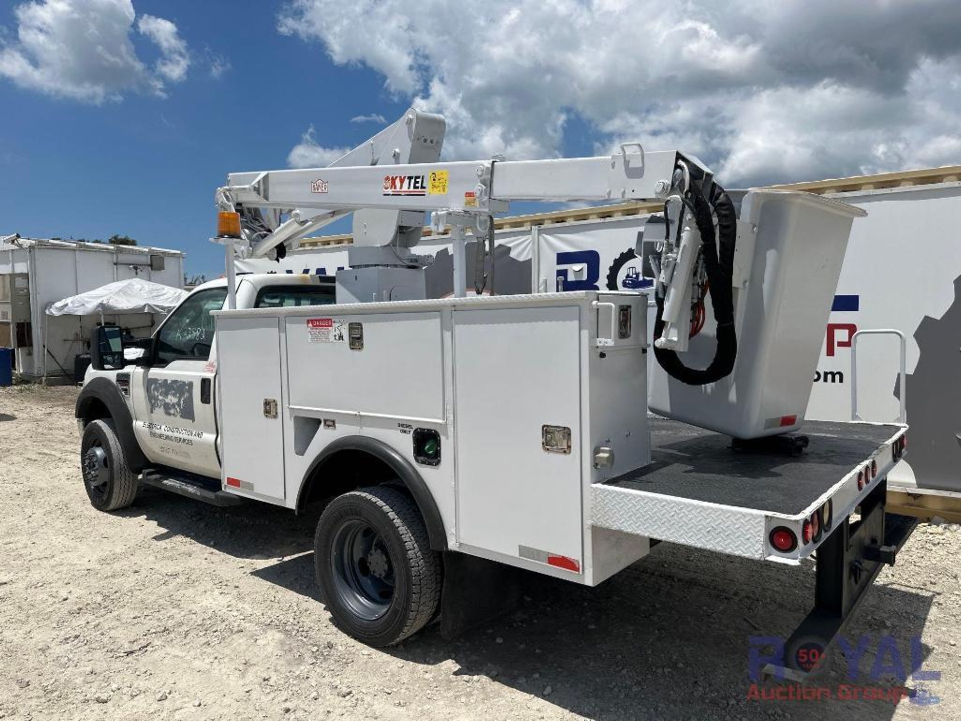 2008 Ford F-450 Bucket Truck - Image 2 of 35