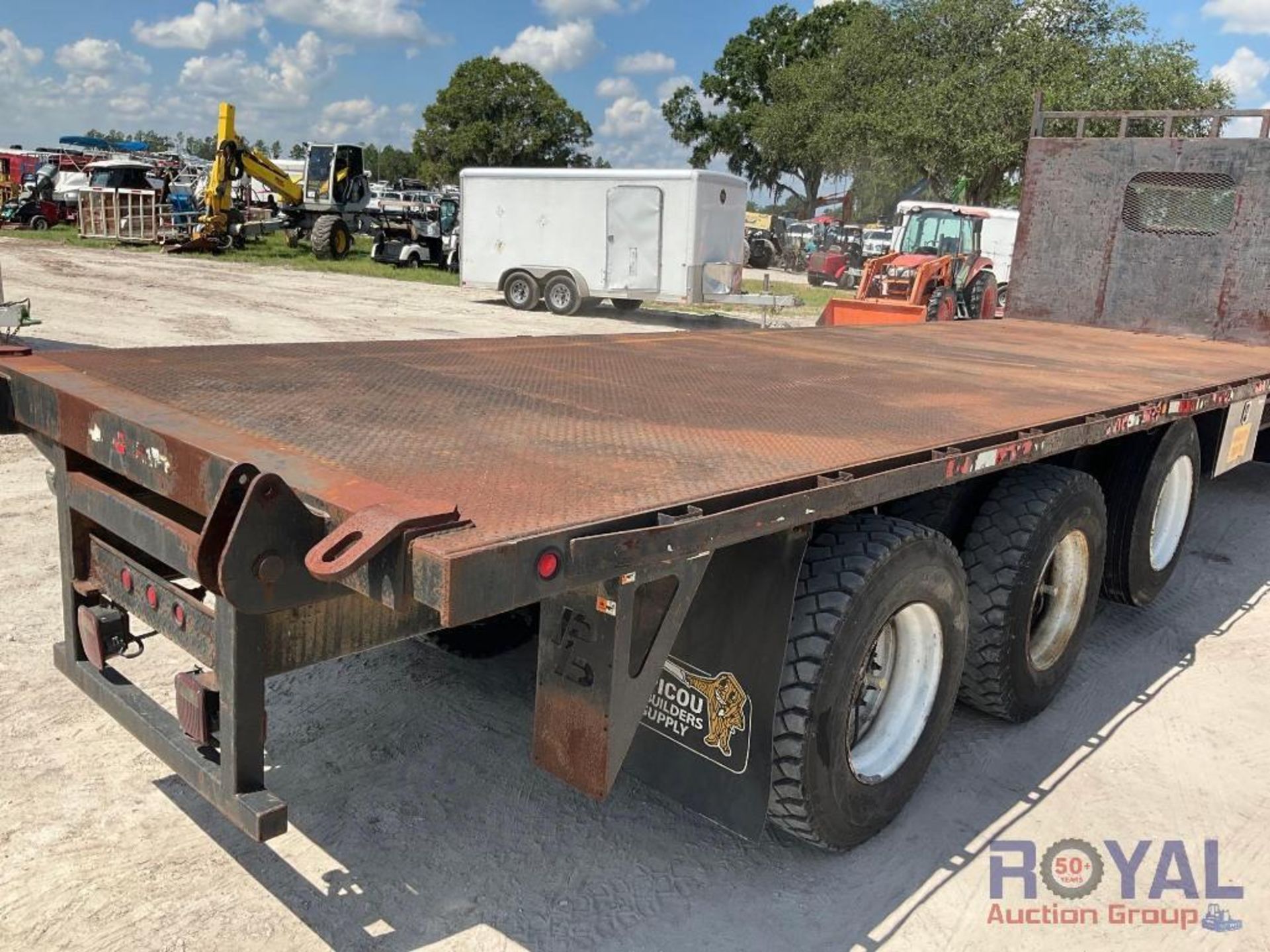 2013 International Workstar 7400 Tri Axle 26ft. Flatbed Truck W/ Piggyback - Image 19 of 30