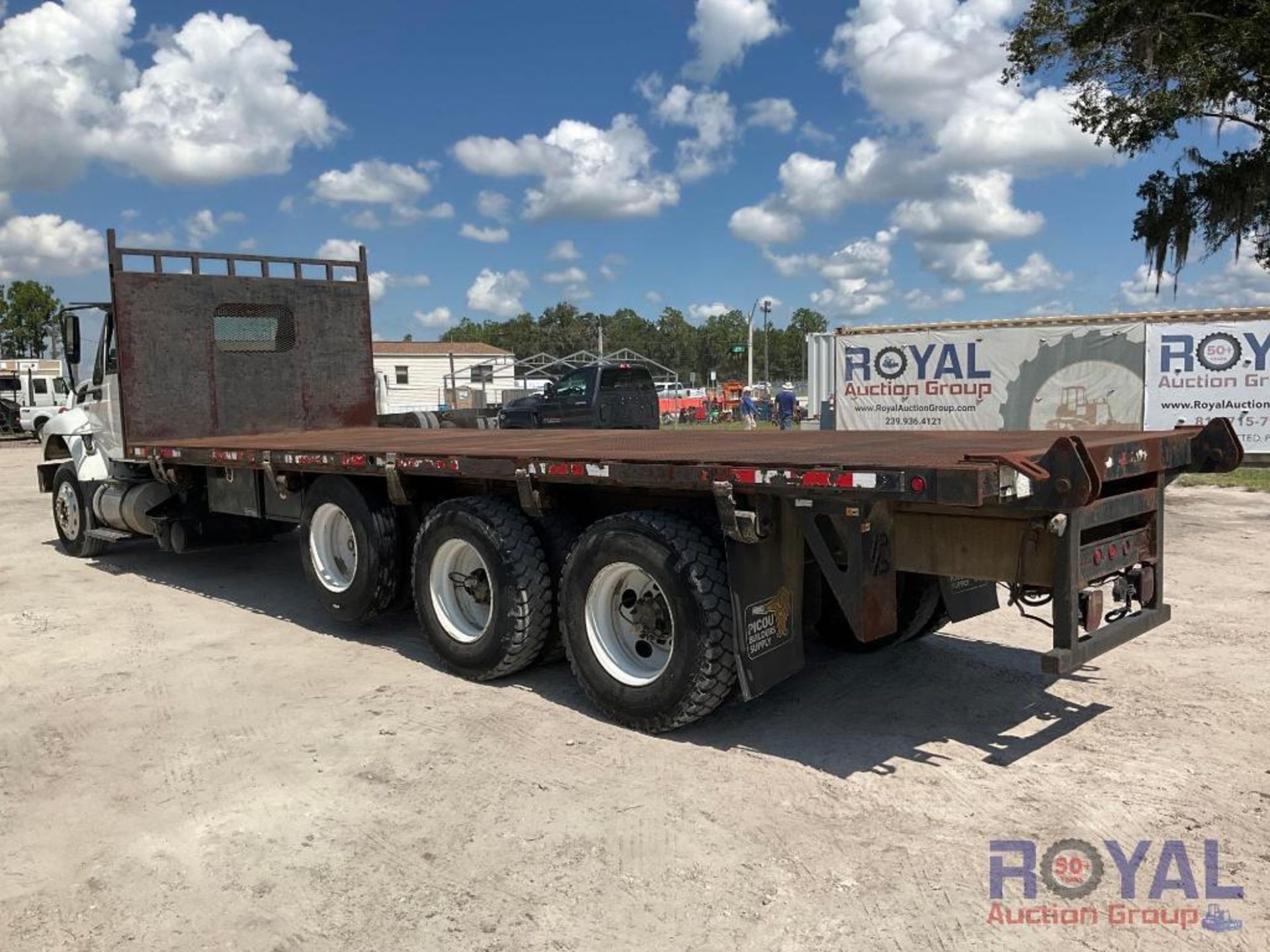 2013 International Workstar 7400 Tri Axle 26ft. Flatbed Truck W/ Piggyback - Image 4 of 30