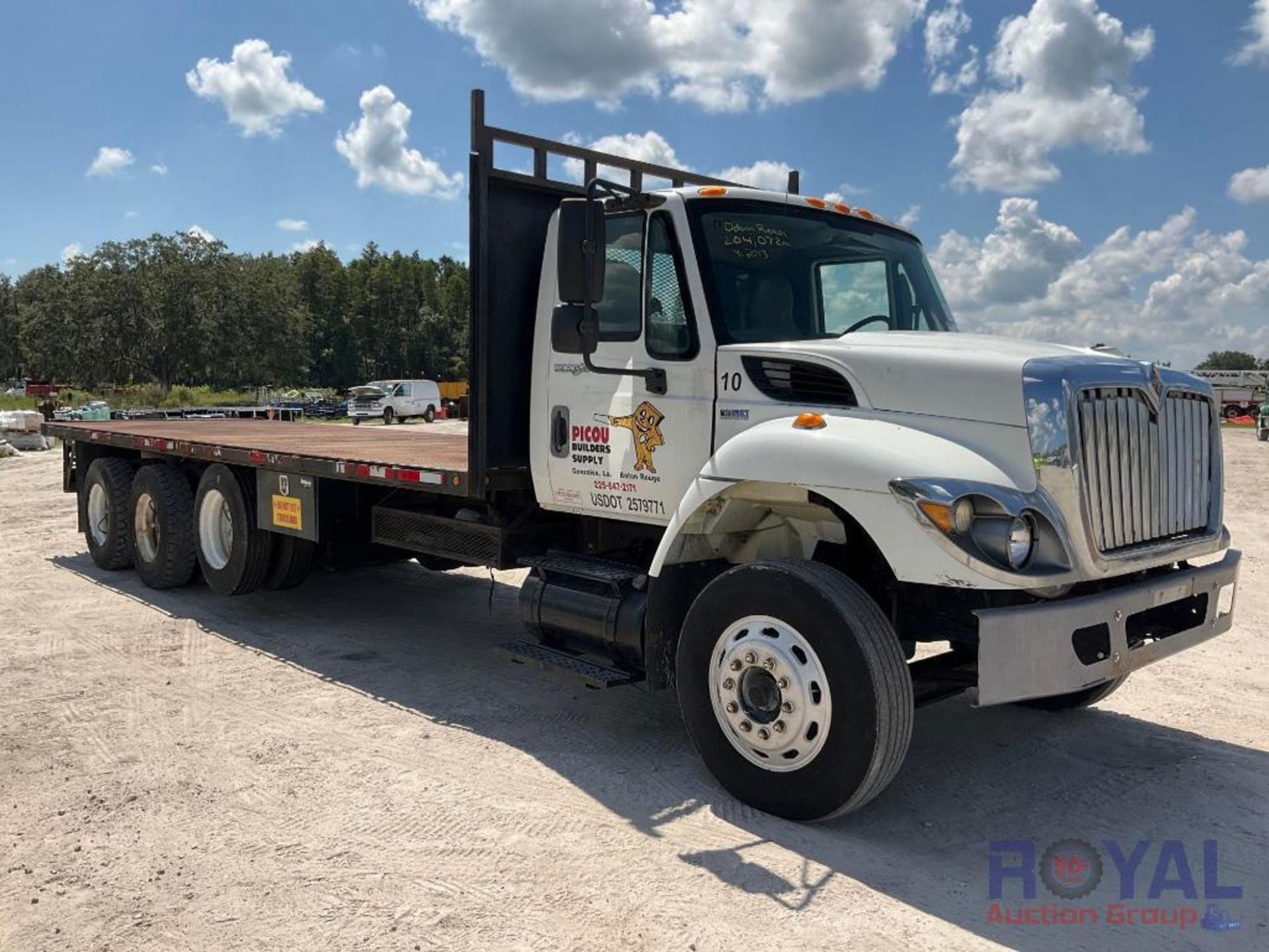 2013 International Workstar 7400 Tri Axle 26ft. Flatbed Truck W/ Piggyback - Image 2 of 30