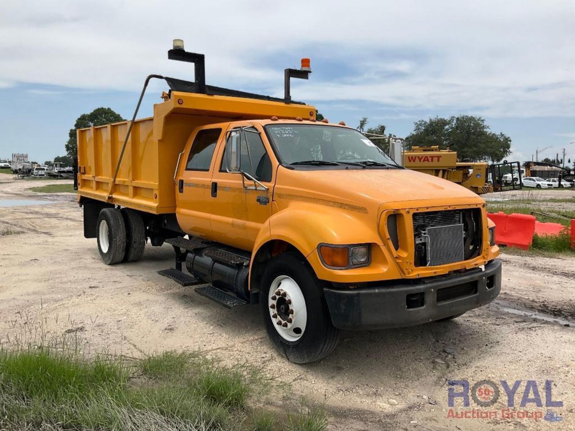 2006 Ford F650 Quad Cab - Image 2 of 14