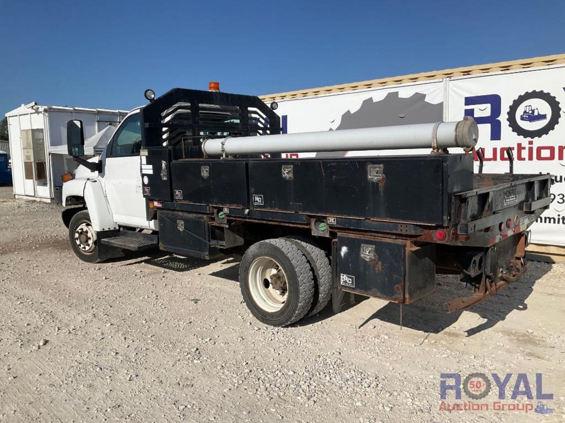 2009 GMC C5500 12 ft. Flatbed Service Truck - Image 6 of 28