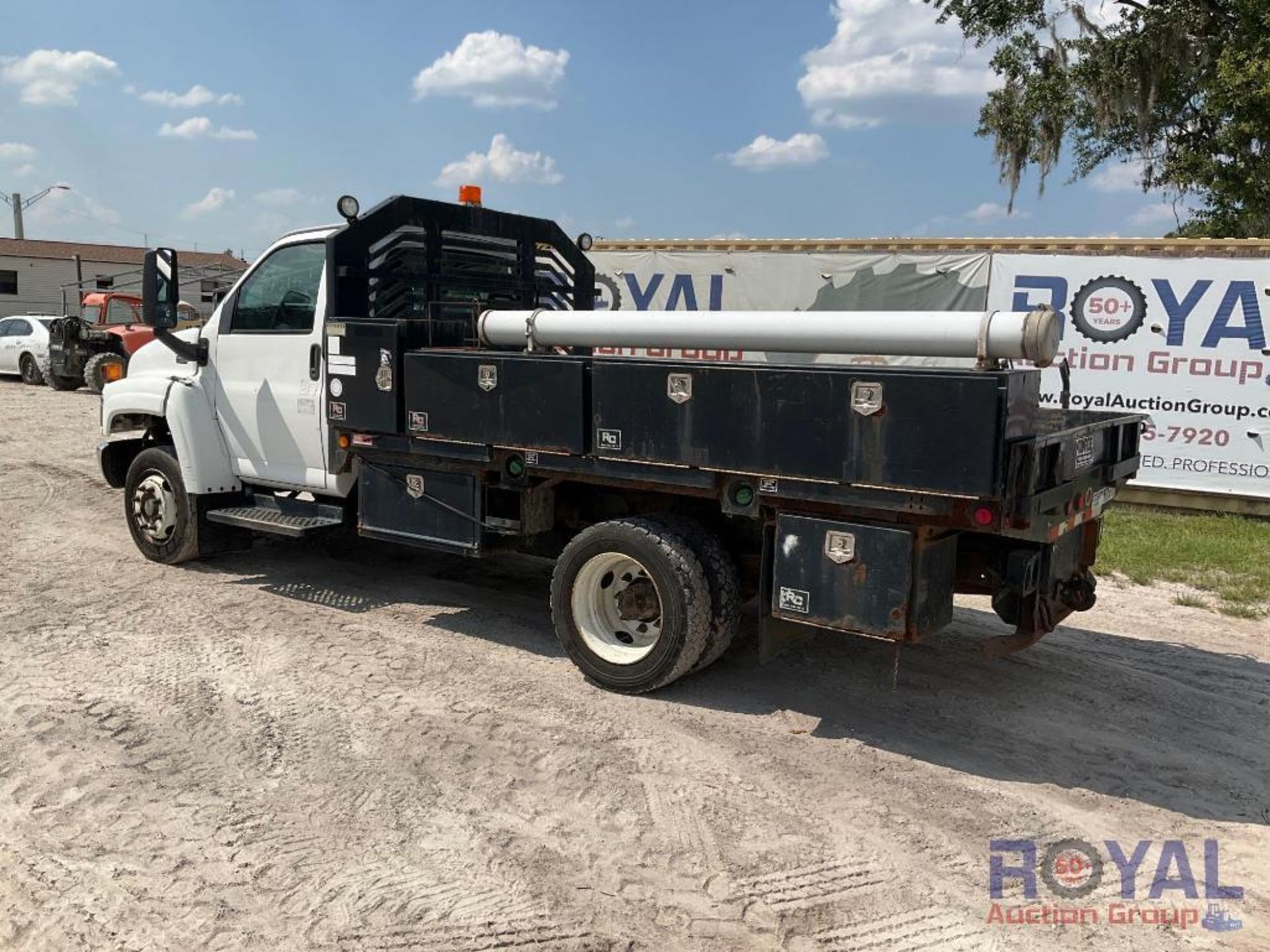 2009 GMC C5500 12 ft. Flatbed Service Truck - Image 4 of 28