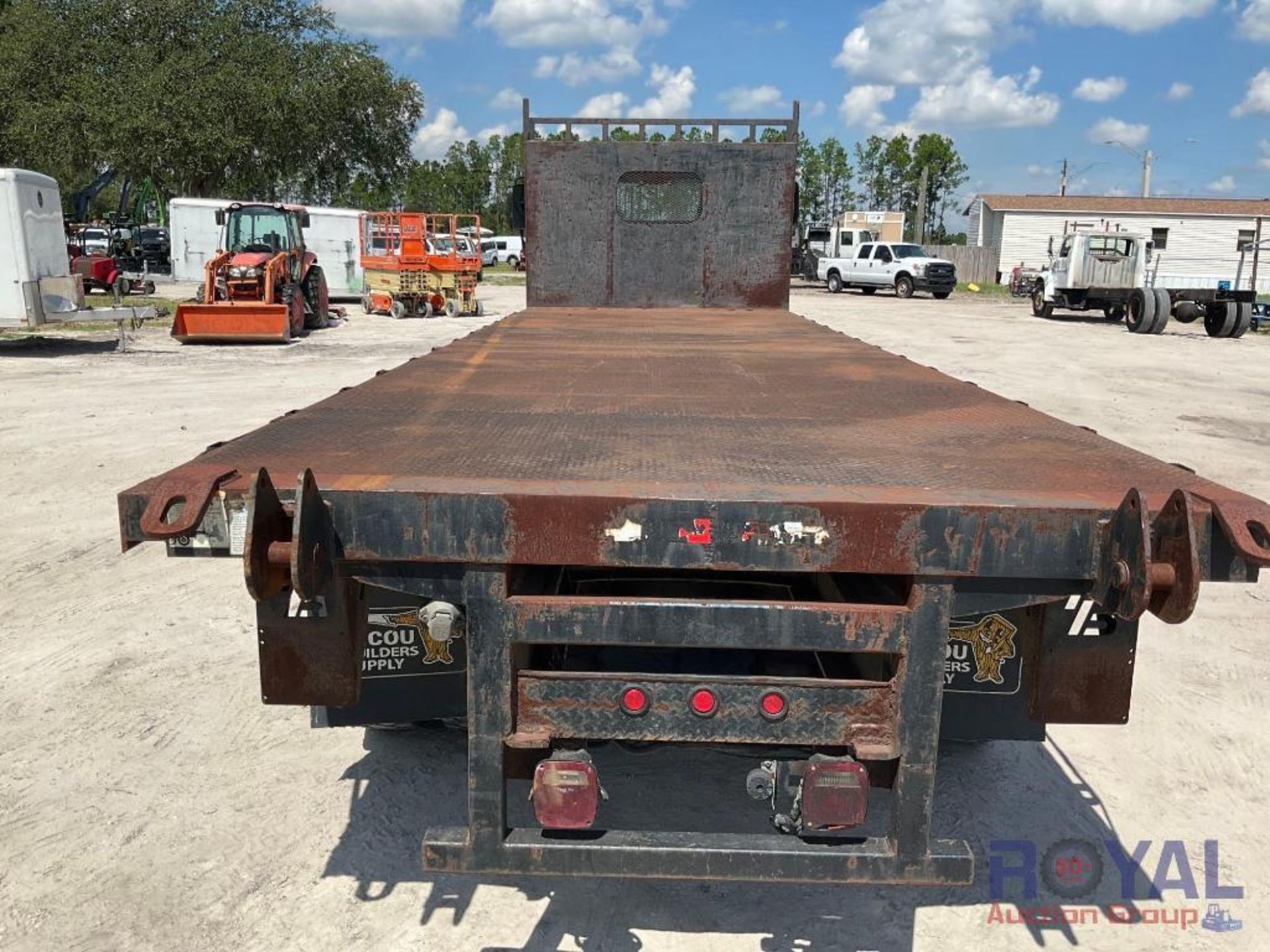 2013 International Workstar 7400 Tri Axle 26ft. Flatbed Truck W/ Piggyback - Image 18 of 30