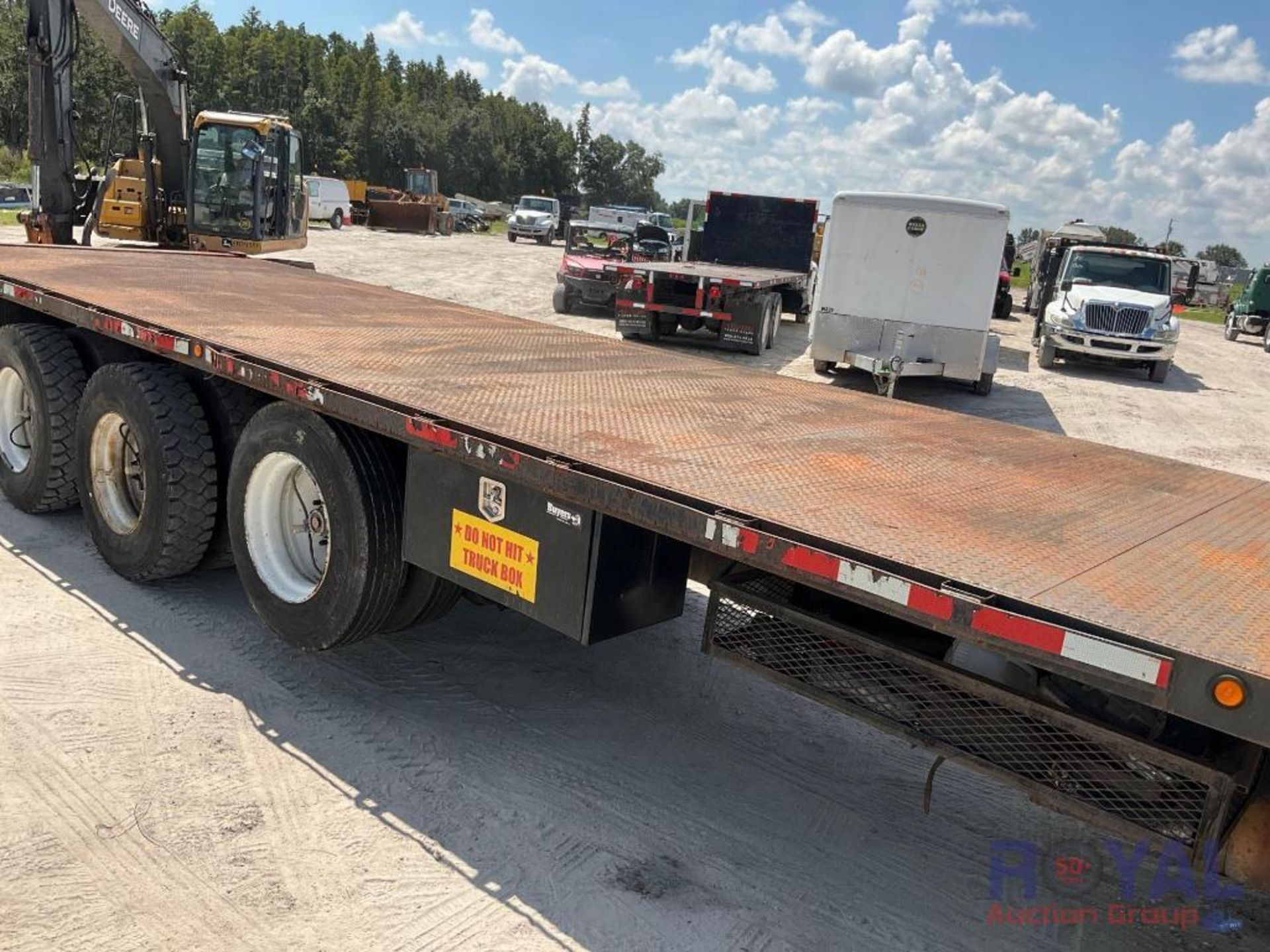 2013 International Workstar 7400 Tri Axle 26ft. Flatbed Truck W/ Piggyback - Image 20 of 30