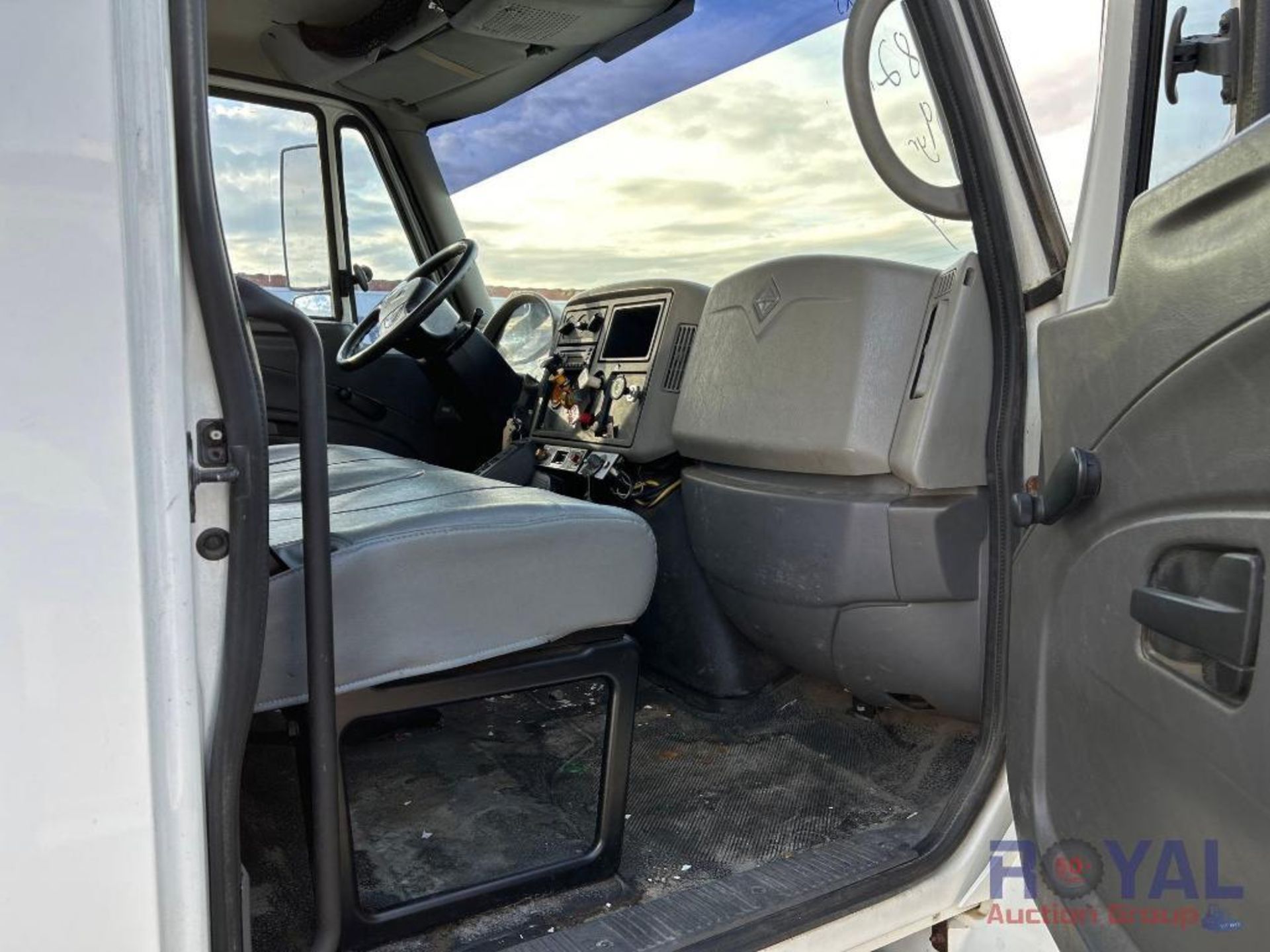 2009 International Durastar Dump Truck - Image 28 of 33