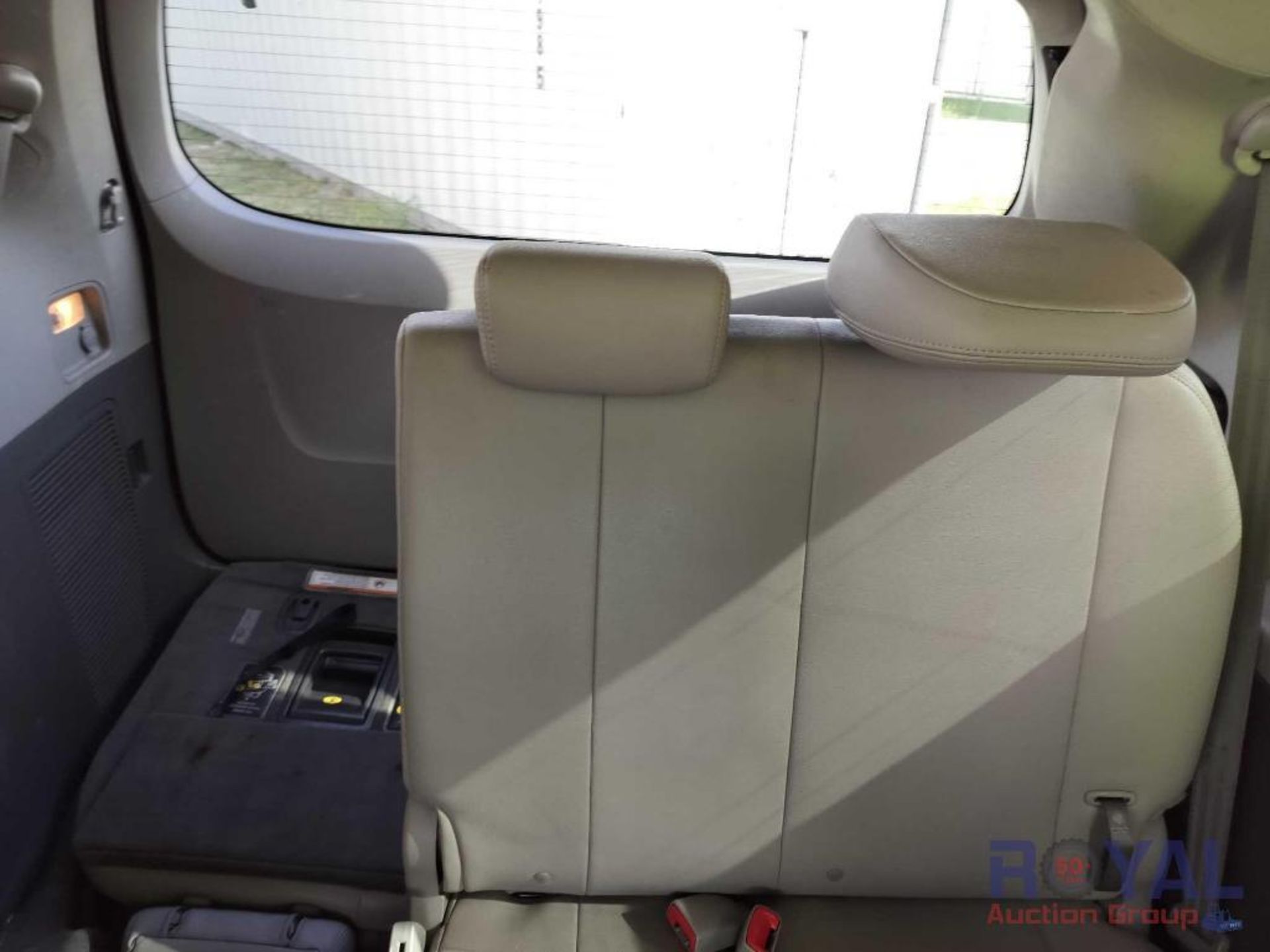 2015 Sienna Passenger Van - Image 24 of 28