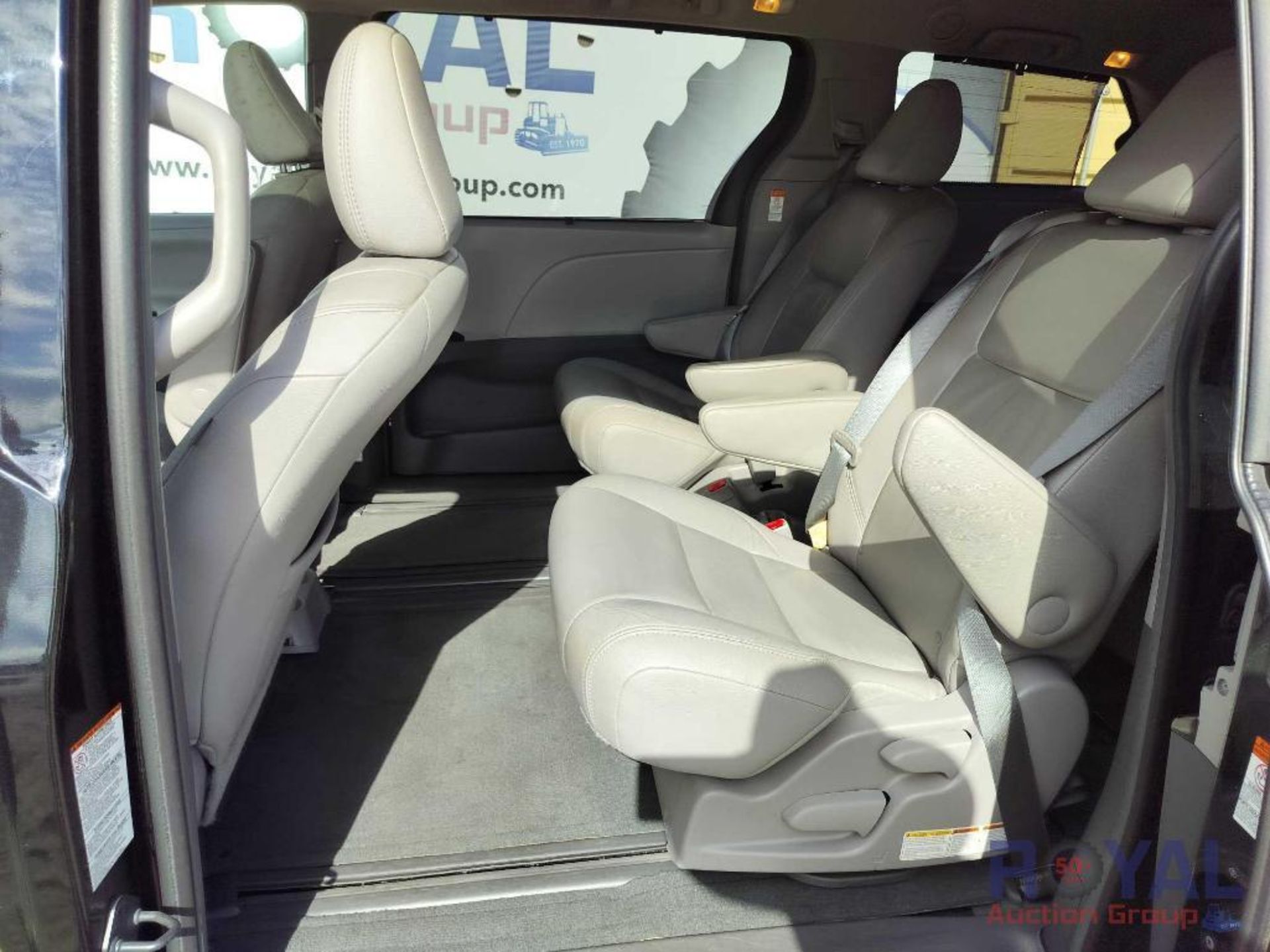 2015 Sienna Passenger Van - Image 23 of 28