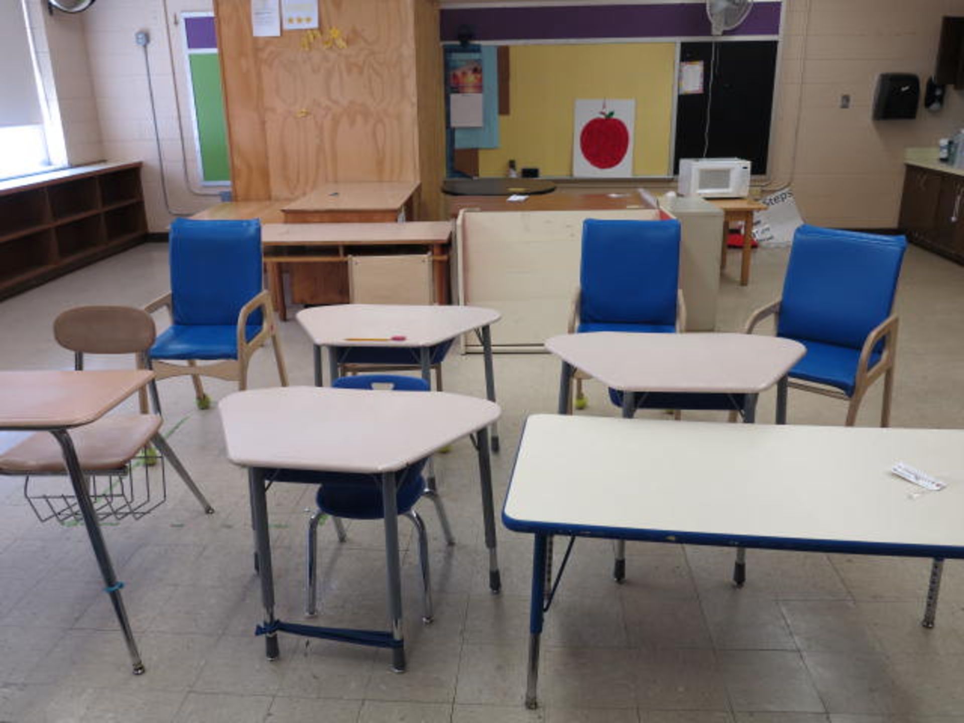 Lot (5) Student Desks, (4) Chairs Located in Room 4