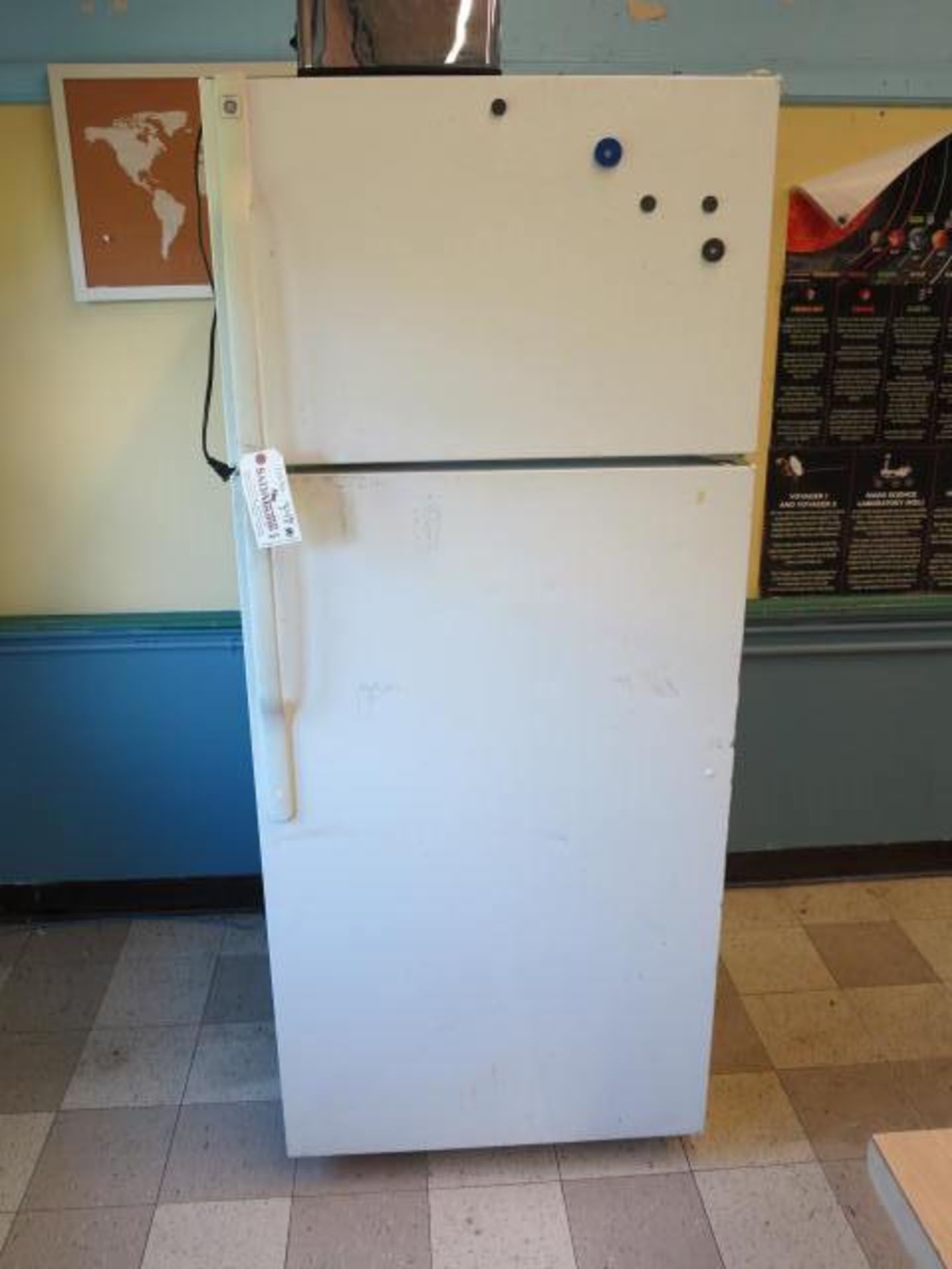 GE Refrigerator Model GTS18GBSARWW 28'' Top Freezer/Refrigerator Located in Room 11 on 2nd Floor