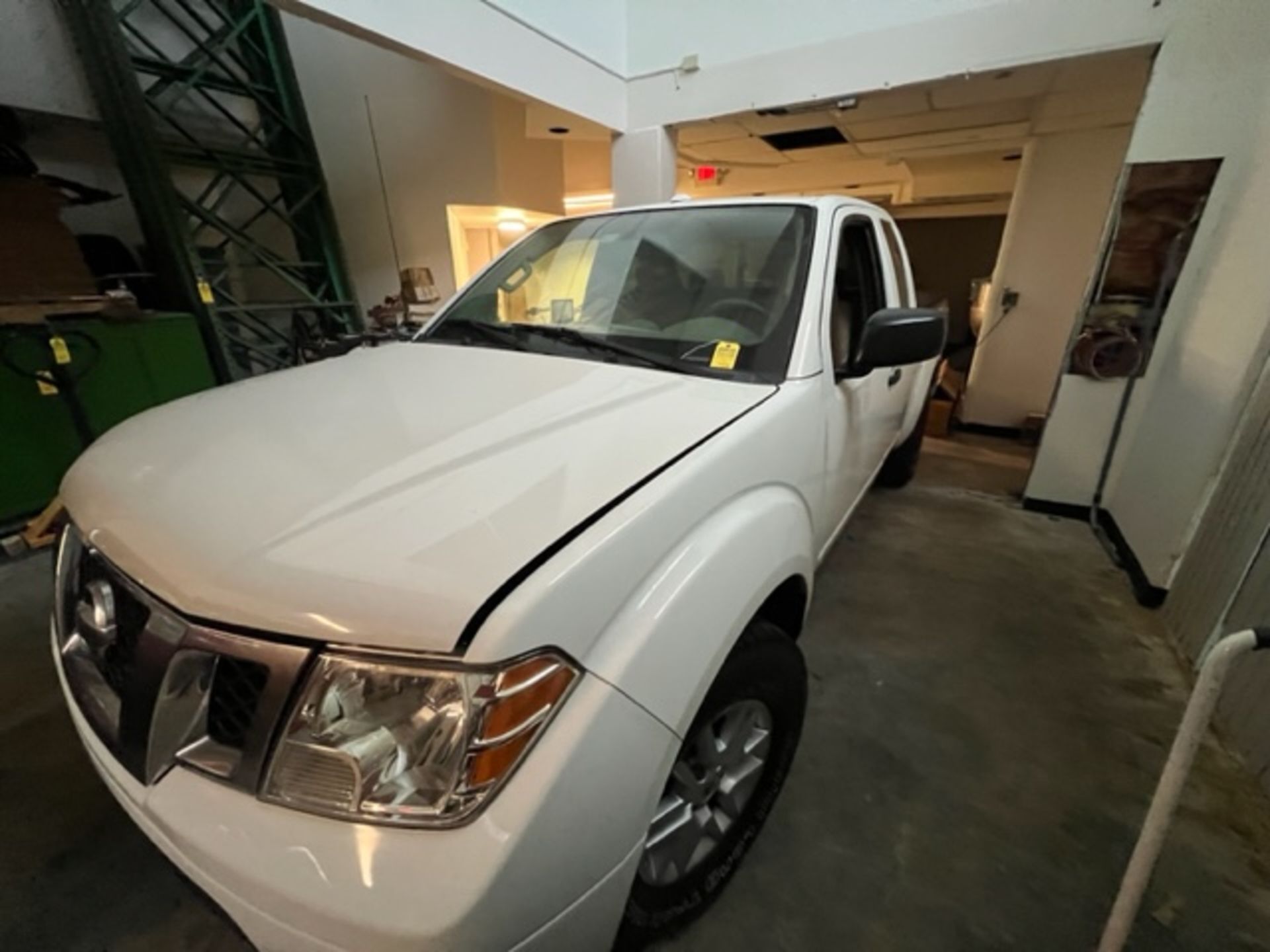 2015 NISSAN FRONTIER PICKUP TRUCK - VIN #1N6AD0CU5FN72560 - WHITE - AUTOMATIC TRANSMISSION - AIR CON - Image 2 of 15