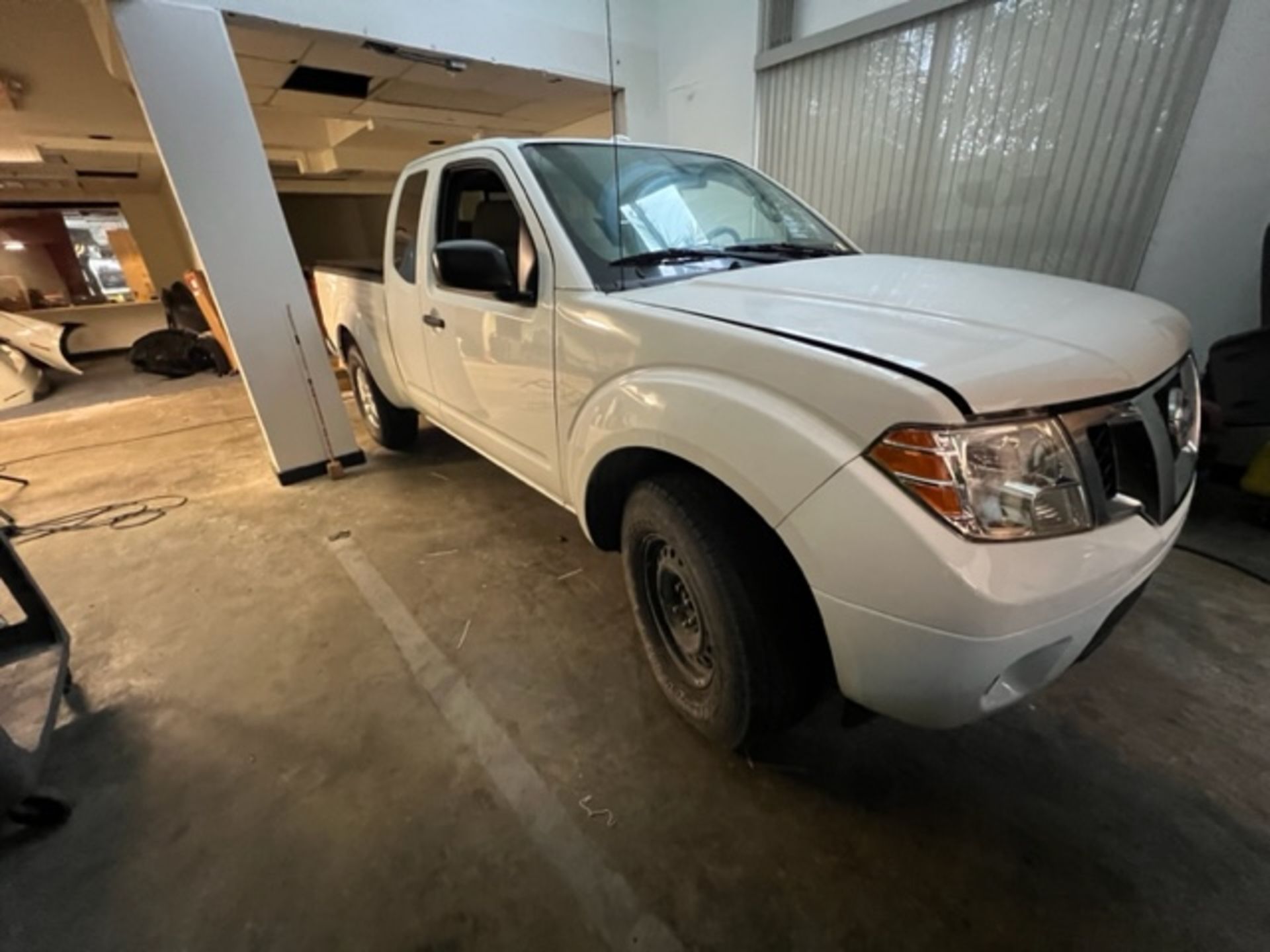 2015 NISSAN FRONTIER PICKUP TRUCK - VIN #1N6AD0CU5FN72560 - WHITE - AUTOMATIC TRANSMISSION - AIR CON - Image 3 of 15