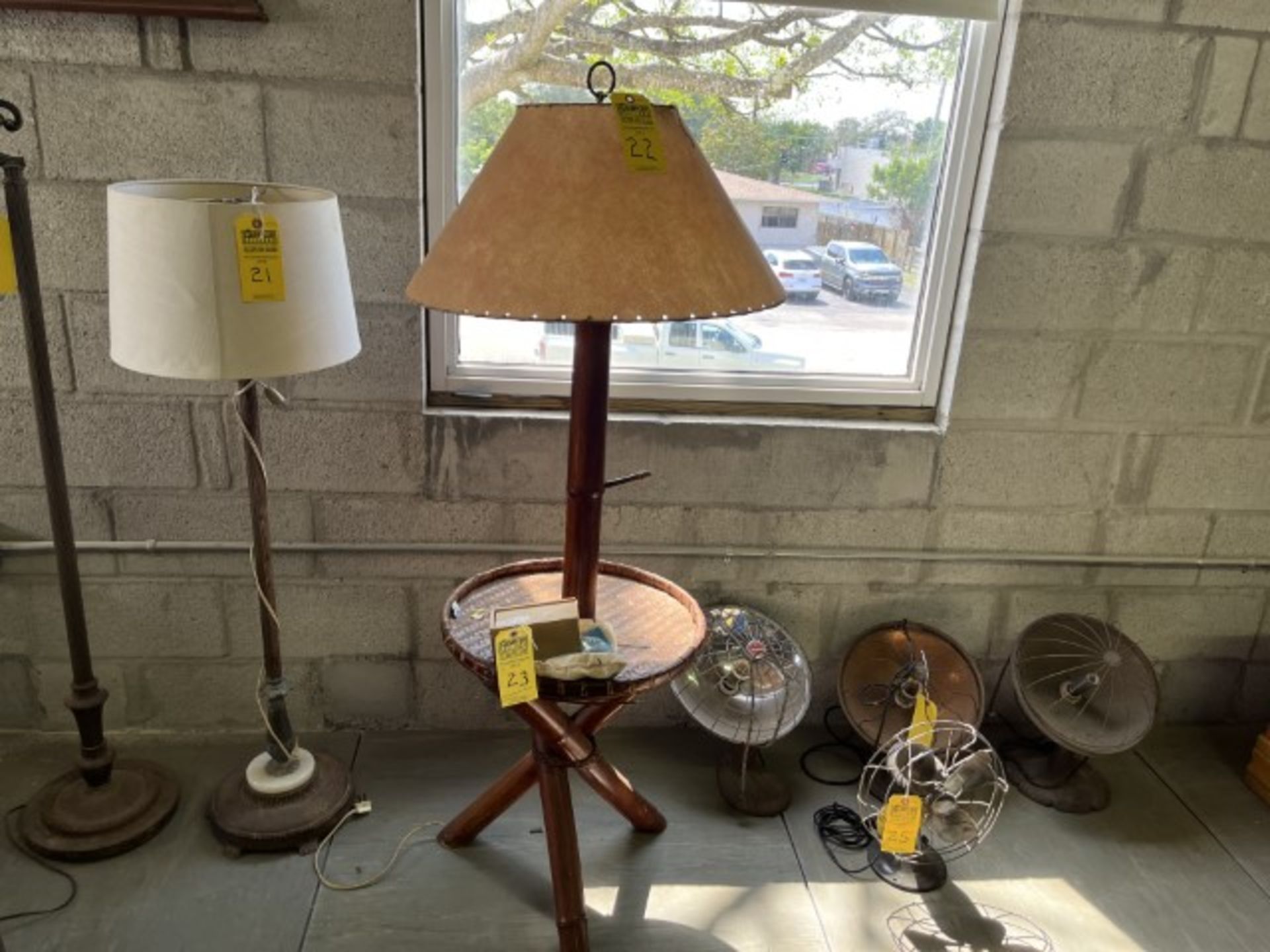 RATTAN FLOOR LAMP WITH BUILT-IN TABLE - Image 2 of 4