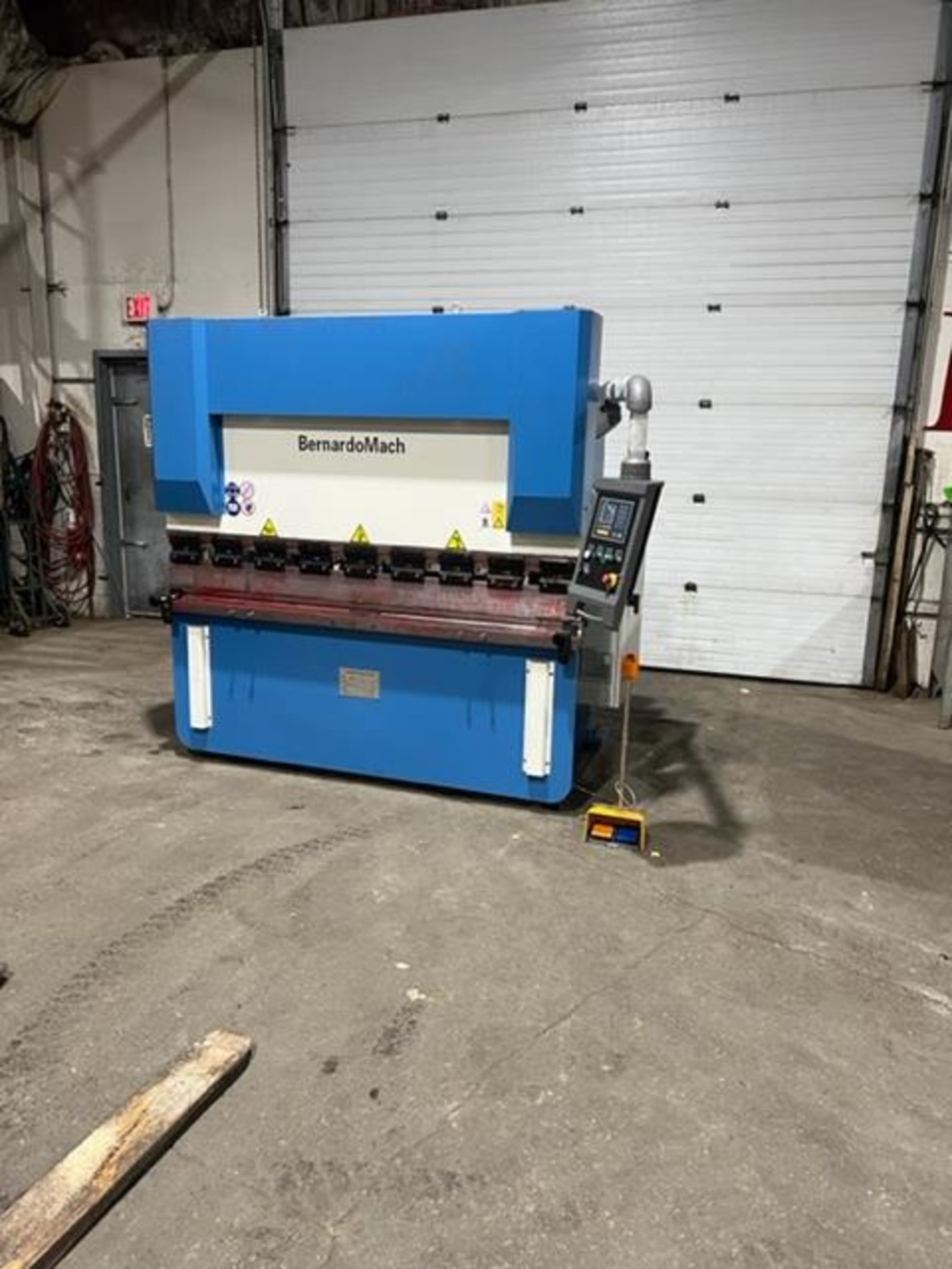 BernardoMach Hydraulic Press Brake 40 ton capacity 80" bed - 460/575V 3 phase with CNC back gauge - Image 4 of 5