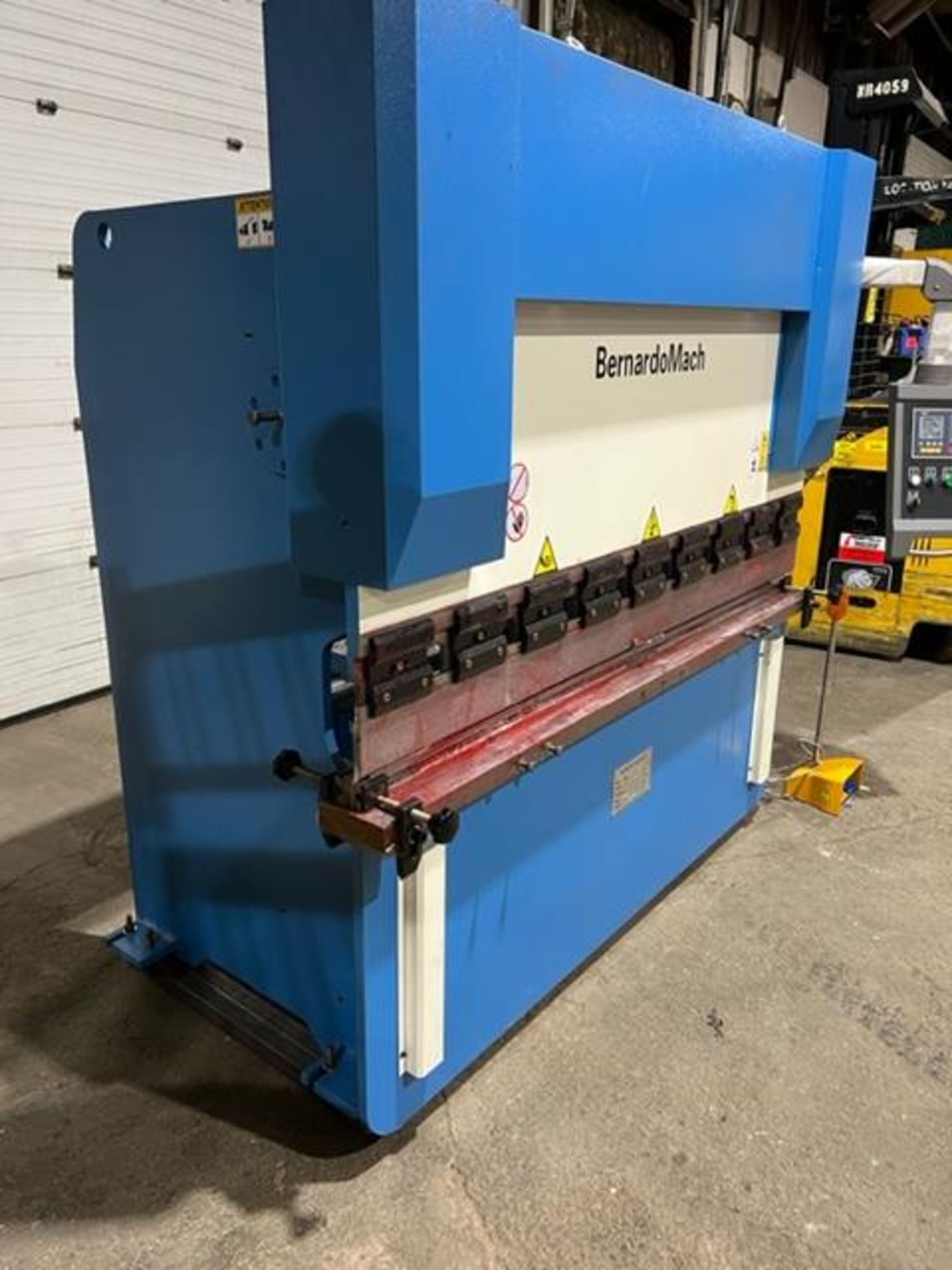 BernardoMach Hydraulic Press Brake 40 ton capacity 80" bed - 460/575V 3 phase with CNC back gauge - Image 2 of 5