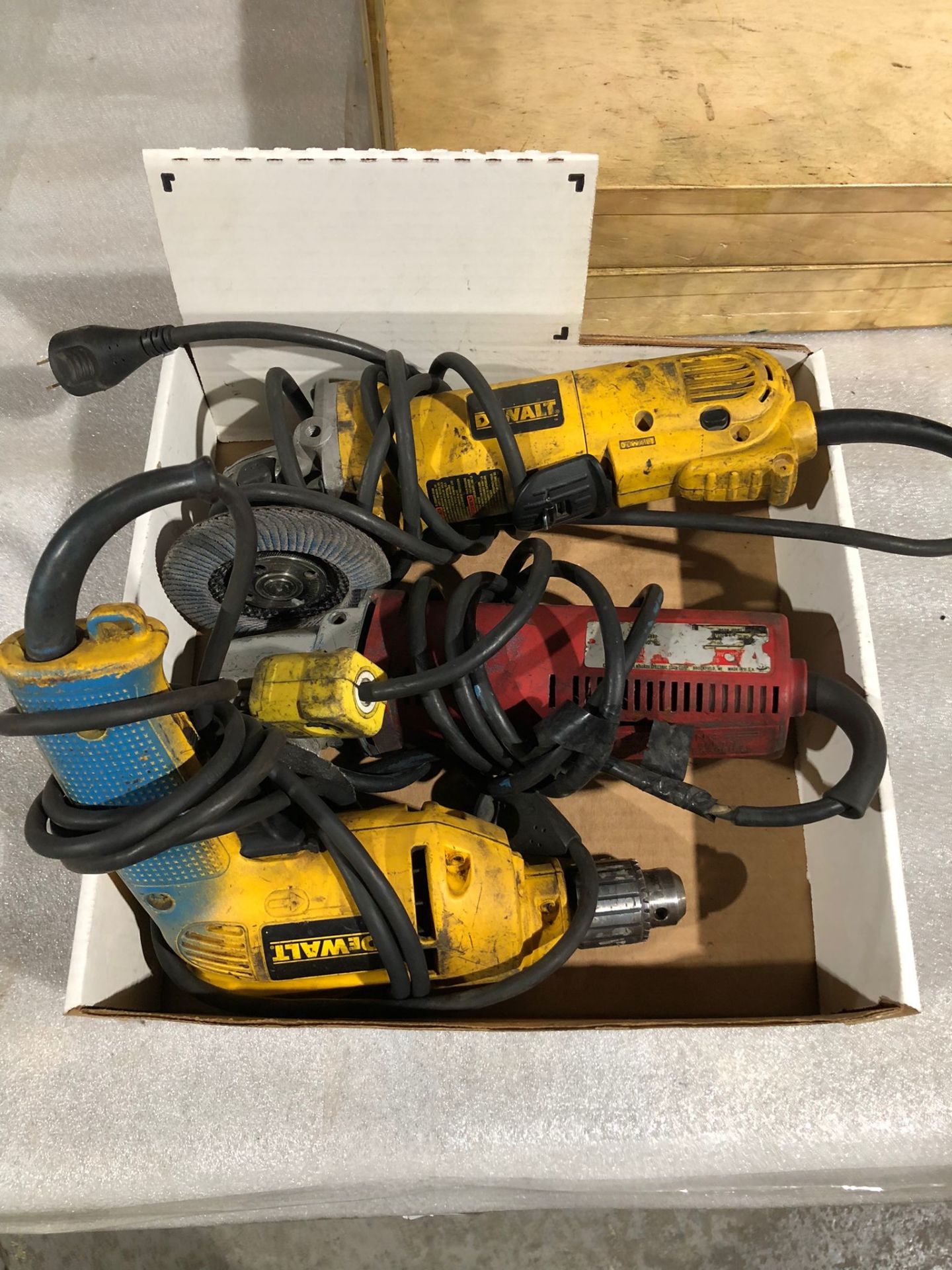 Lot of 3 (3 units) Dewalt and Milwaukee Hand tools - Angle grinders and drill - Image 2 of 2