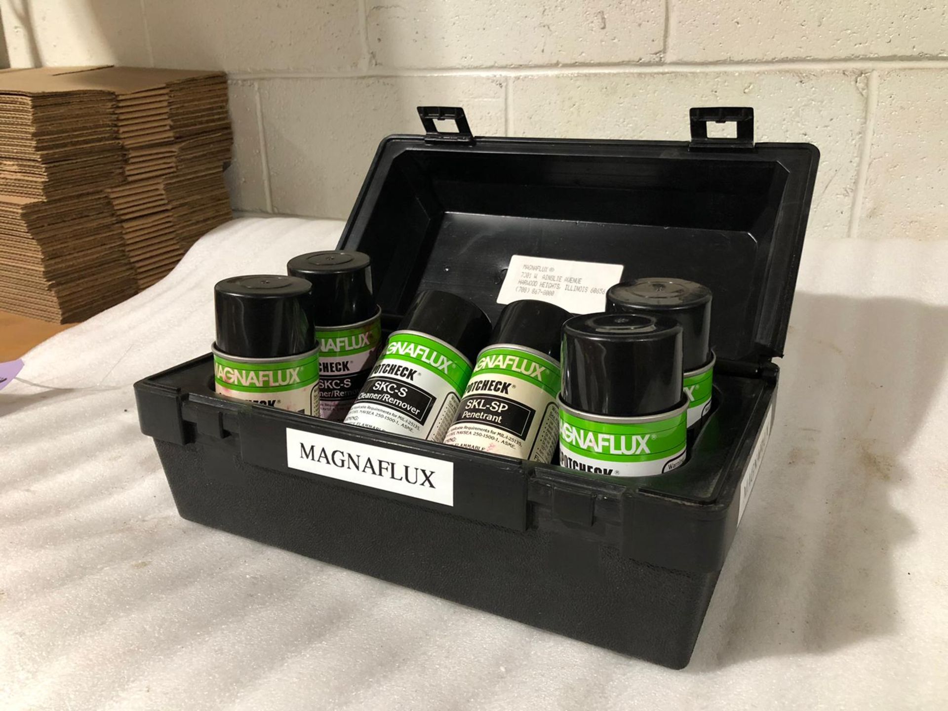 Magnaflux Weld Check Spray Set in case with 6 cans of Penetrant - Image 2 of 3