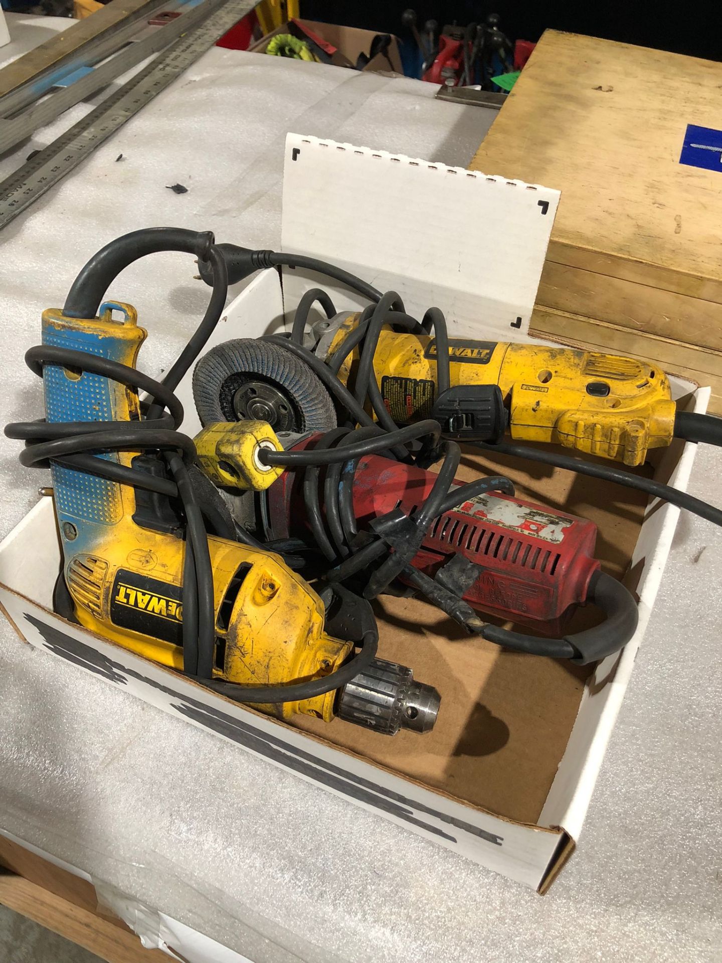 Lot of 3 (3 units) Dewalt and Milwaukee Hand tools - Angle grinders and drill