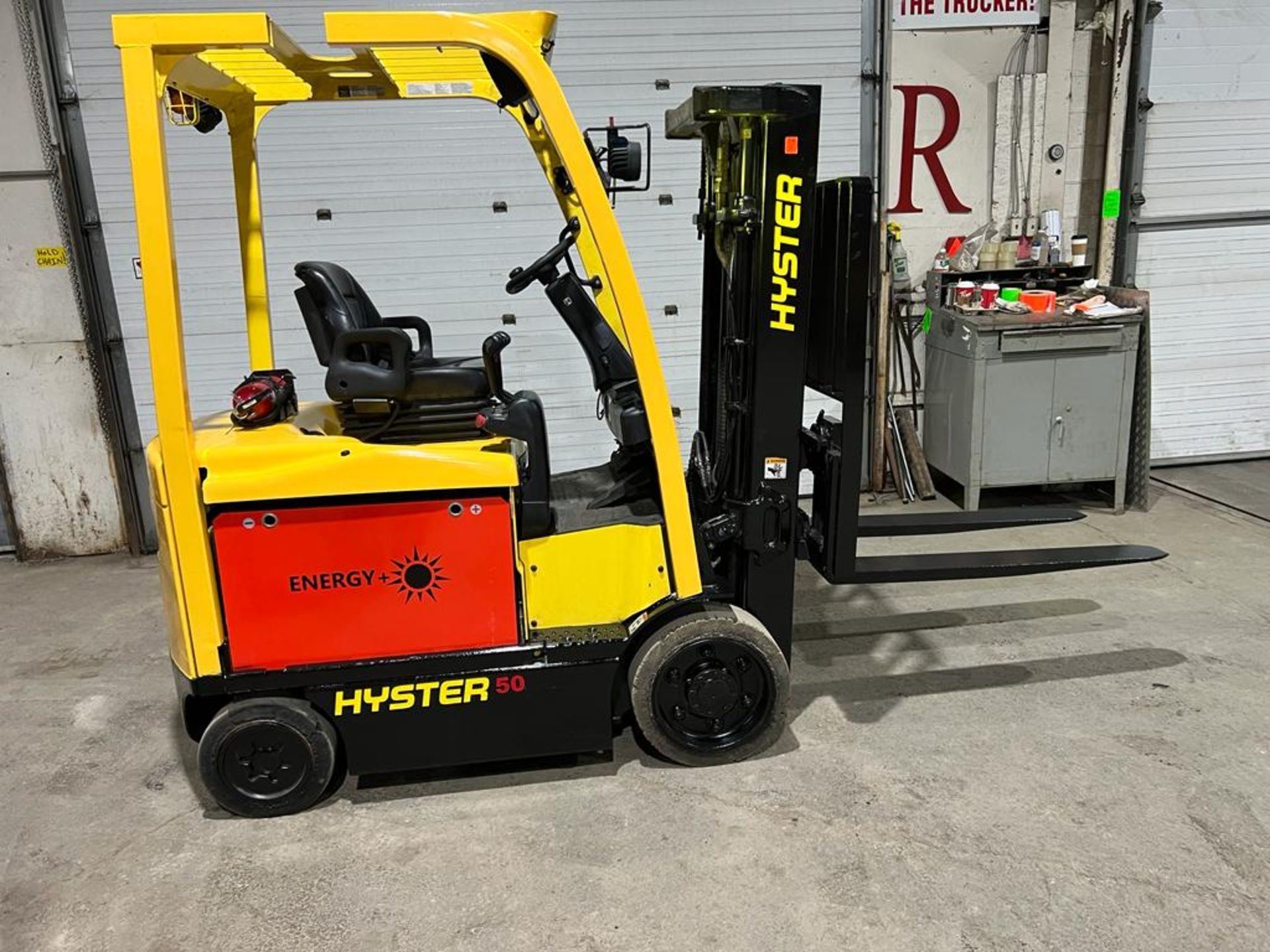 NICE 2016 Hyster 50 - 5,000lbs Forklift Electric NEW BATTERY 48V Sideshift LOW HOURS 3-stage mast
