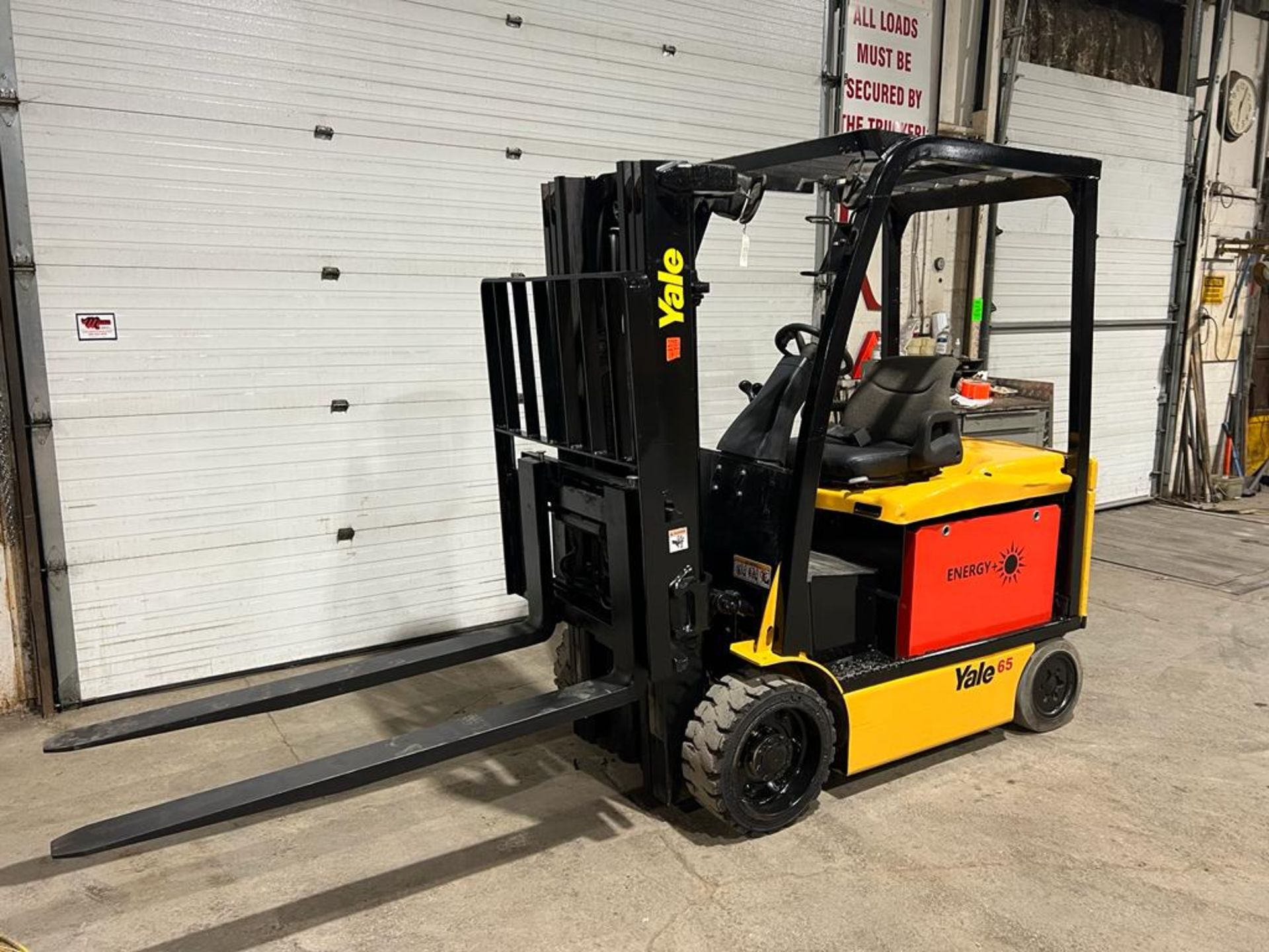 NICE 2011 Yale model 65 - 6,500lbs Capacity Forklift with NEW BATTERY 48V NEW FORKS 60" LOW HOURS