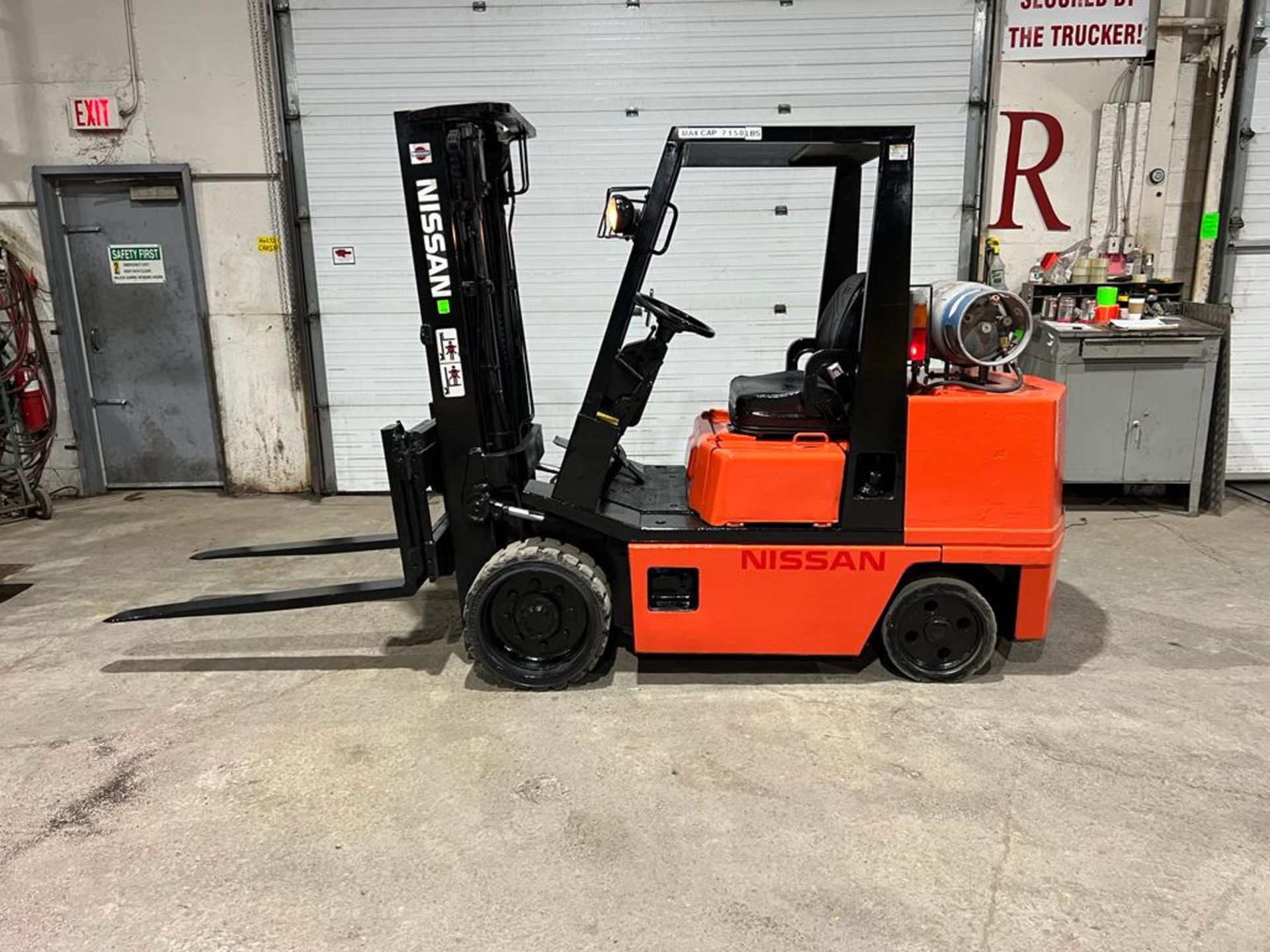 NICE Nissan 7,150lbs Capacity Forklift LPG (propane) with Sideshift 3-stage mast and LOW HOURS