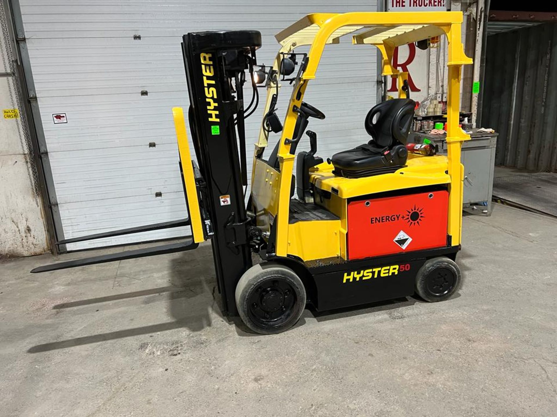 NICE 2014 Hyster 50 - 5,000lbs Capacity Forklift 4-STAGE mast with NEW BATTERY Electric with
