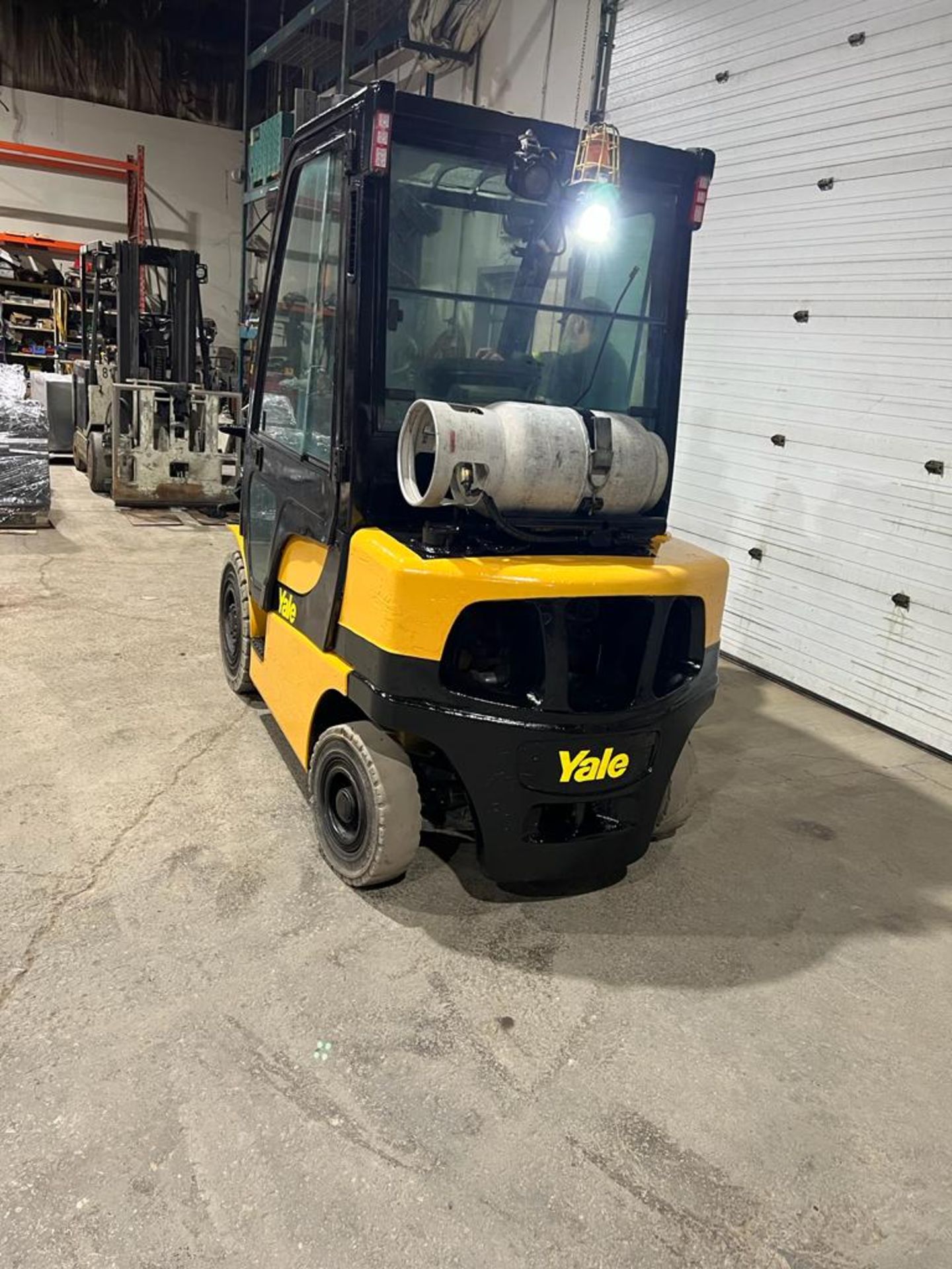 NICE 2011 Yale 50 - 5,000lbs Capacity OUTDOOR Forklift with Rotator Forks LPG (propane) with 3-stage - Image 5 of 6