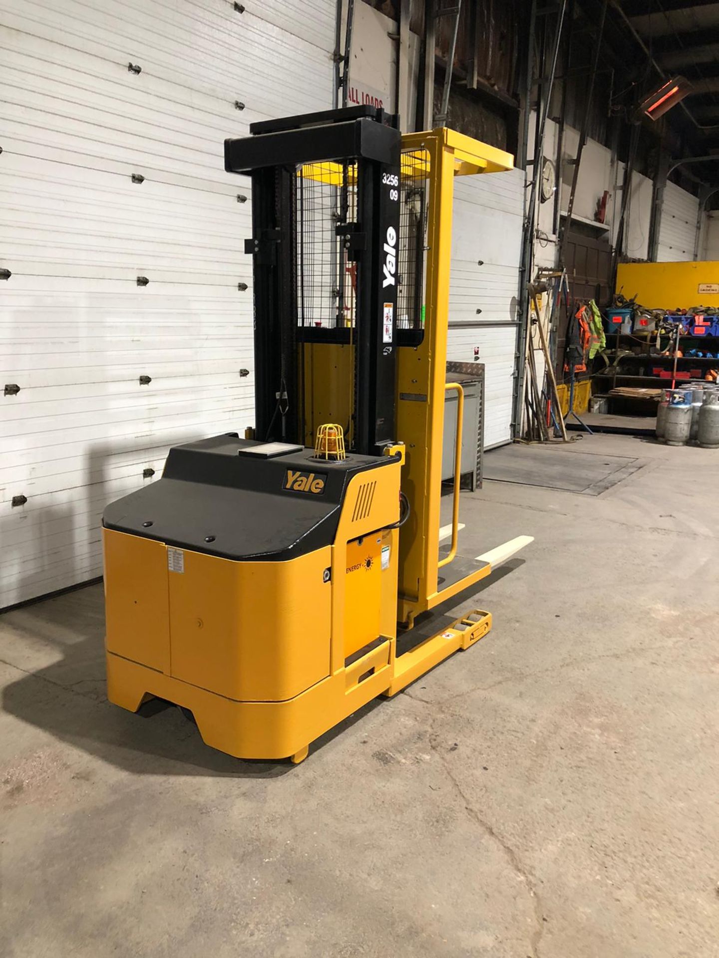 2015 Yale Order Picker 3000lbs capacity electric Powered Pallet Cart 24V with BRAND NEW BATTERY - - Image 2 of 3