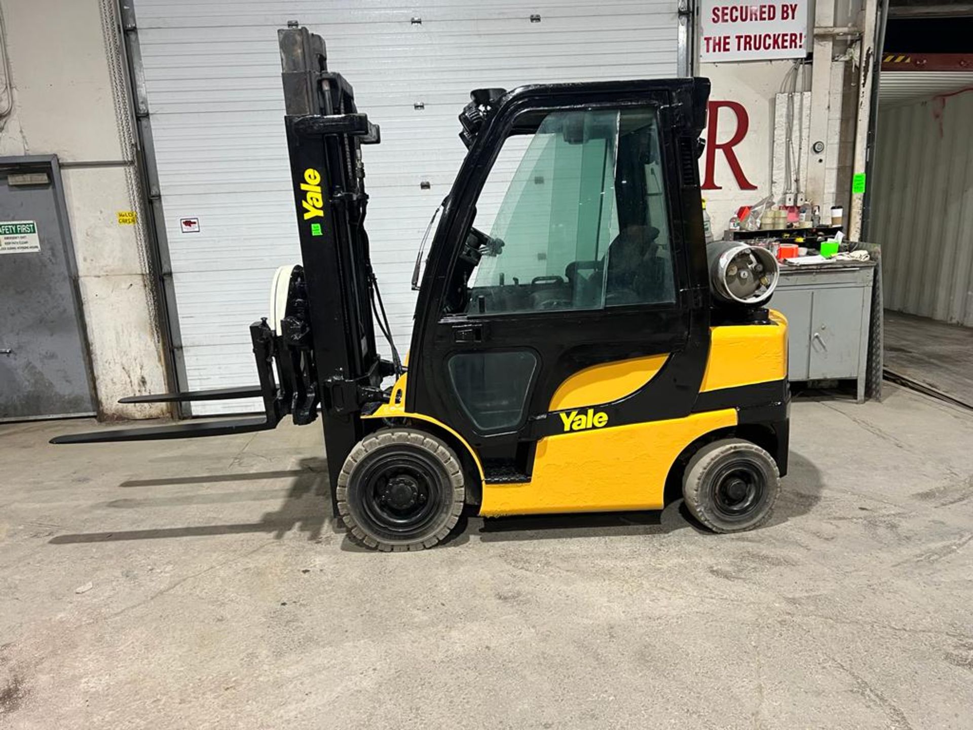 NICE 2011 Yale 50 - 5,000lbs Capacity OUTDOOR Forklift with Rotator Forks LPG (propane) with 3-stage