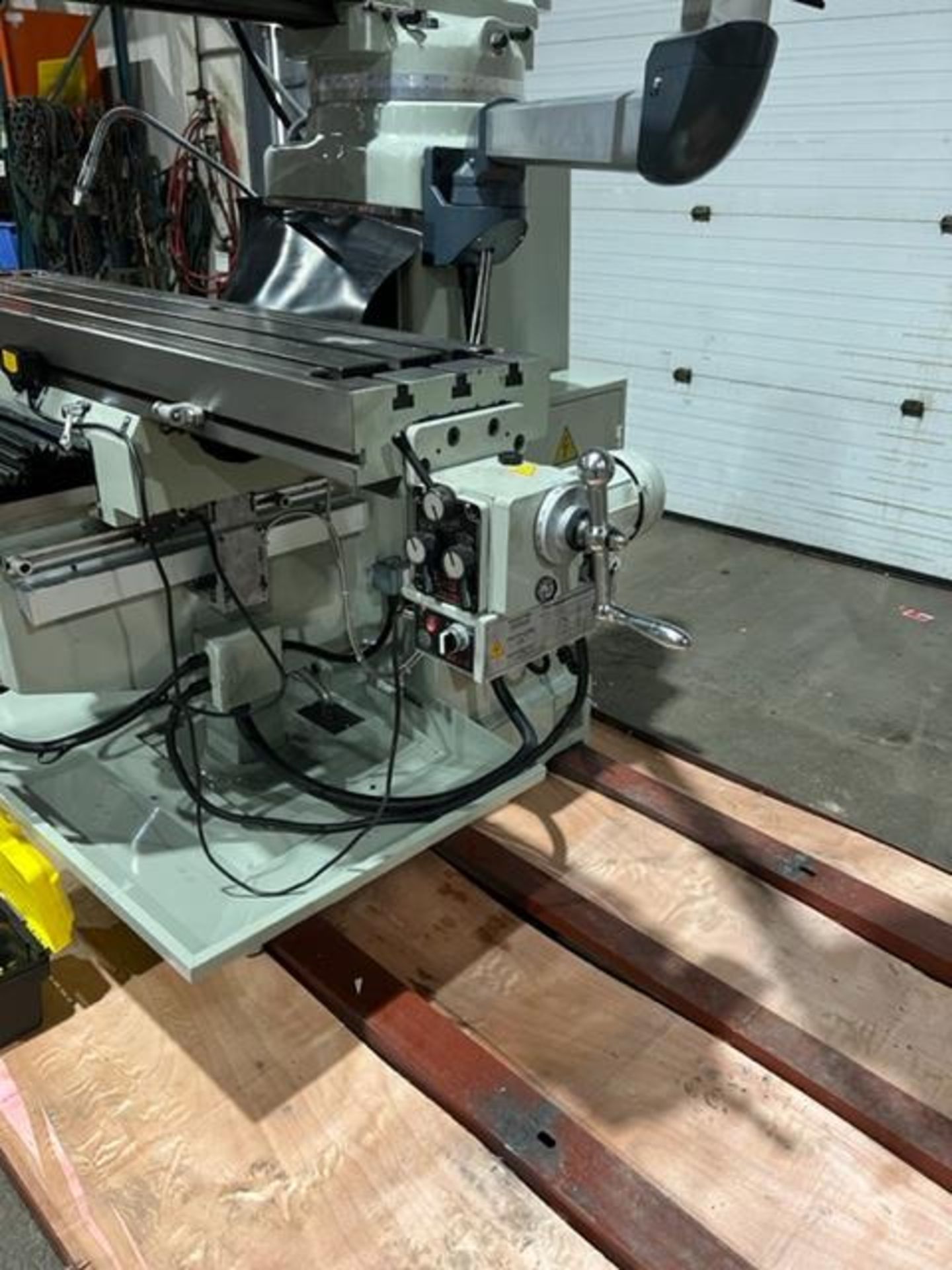 BernardoMach MINT / UNUSED Milling Machine with Full Power Feed Table on ALL AXIS (X, Y and Z) 54" x - Image 6 of 6