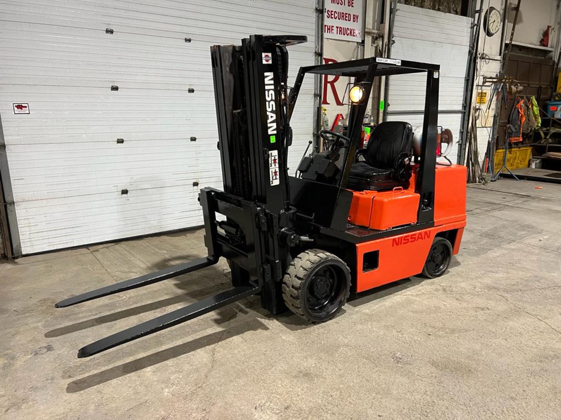 NICE Nissan 7,150lbs Capacity Forklift LPG (propane) with Sideshift 3-stage mast and LOW HOURS - Image 4 of 5