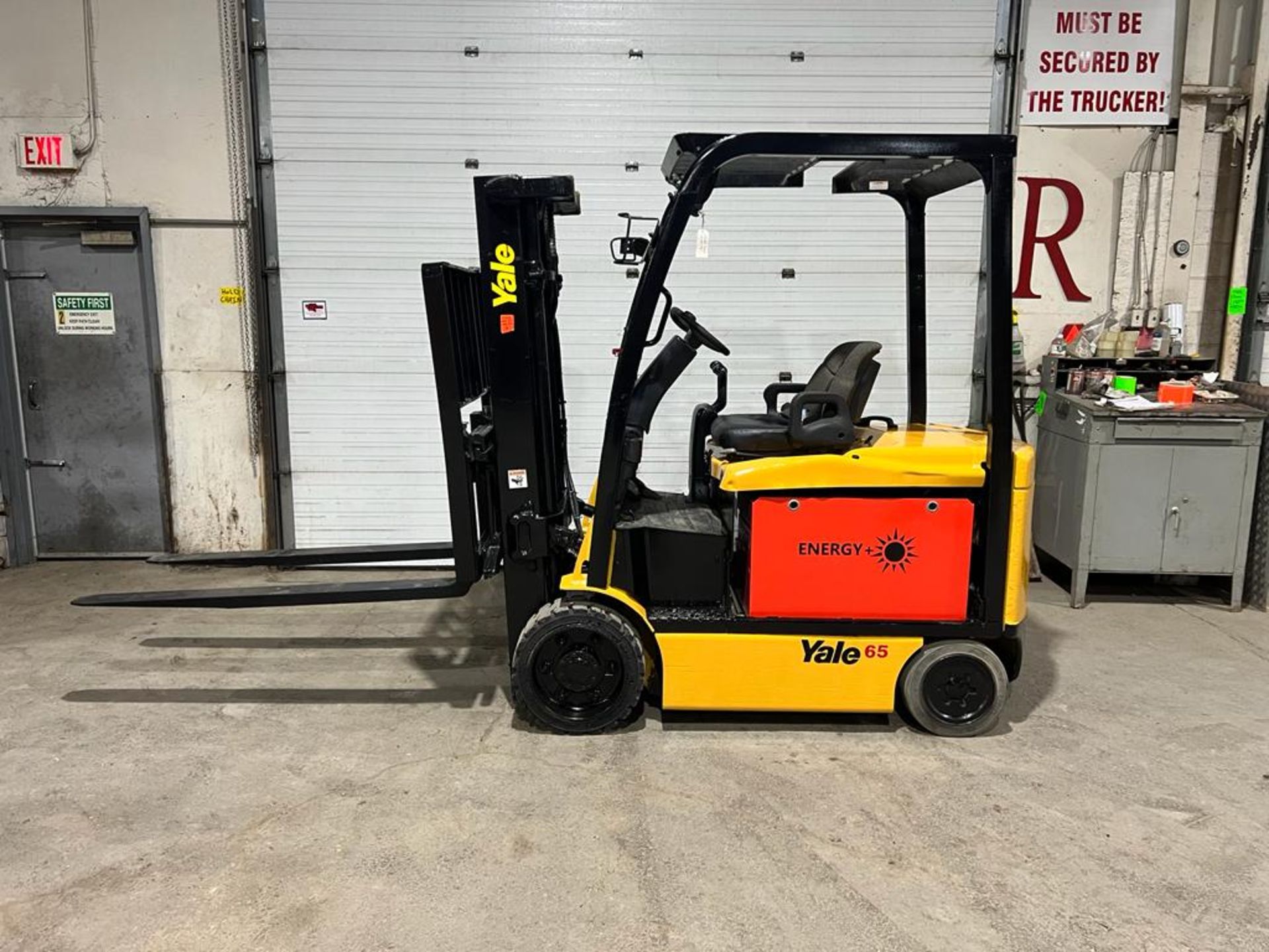 NICE 2011 Yale model 65 - 6,500lbs Capacity Forklift with NEW BATTERY 48V NEW FORKS 60" LOW HOURS - Image 4 of 5