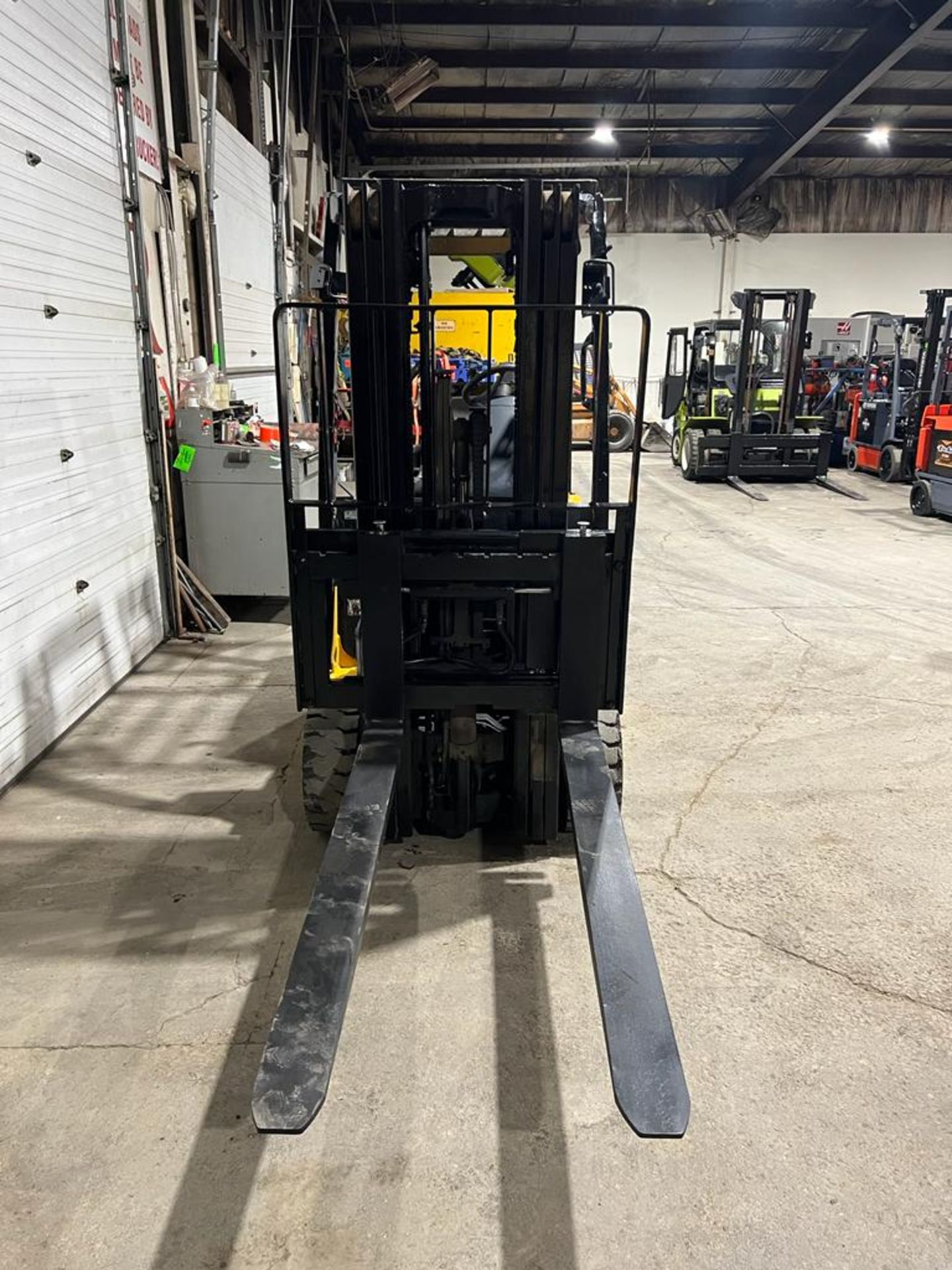NICE 2011 Yale model 65 - 6,500lbs Capacity Forklift with NEW BATTERY 48V NEW FORKS 60" LOW HOURS - Image 3 of 5