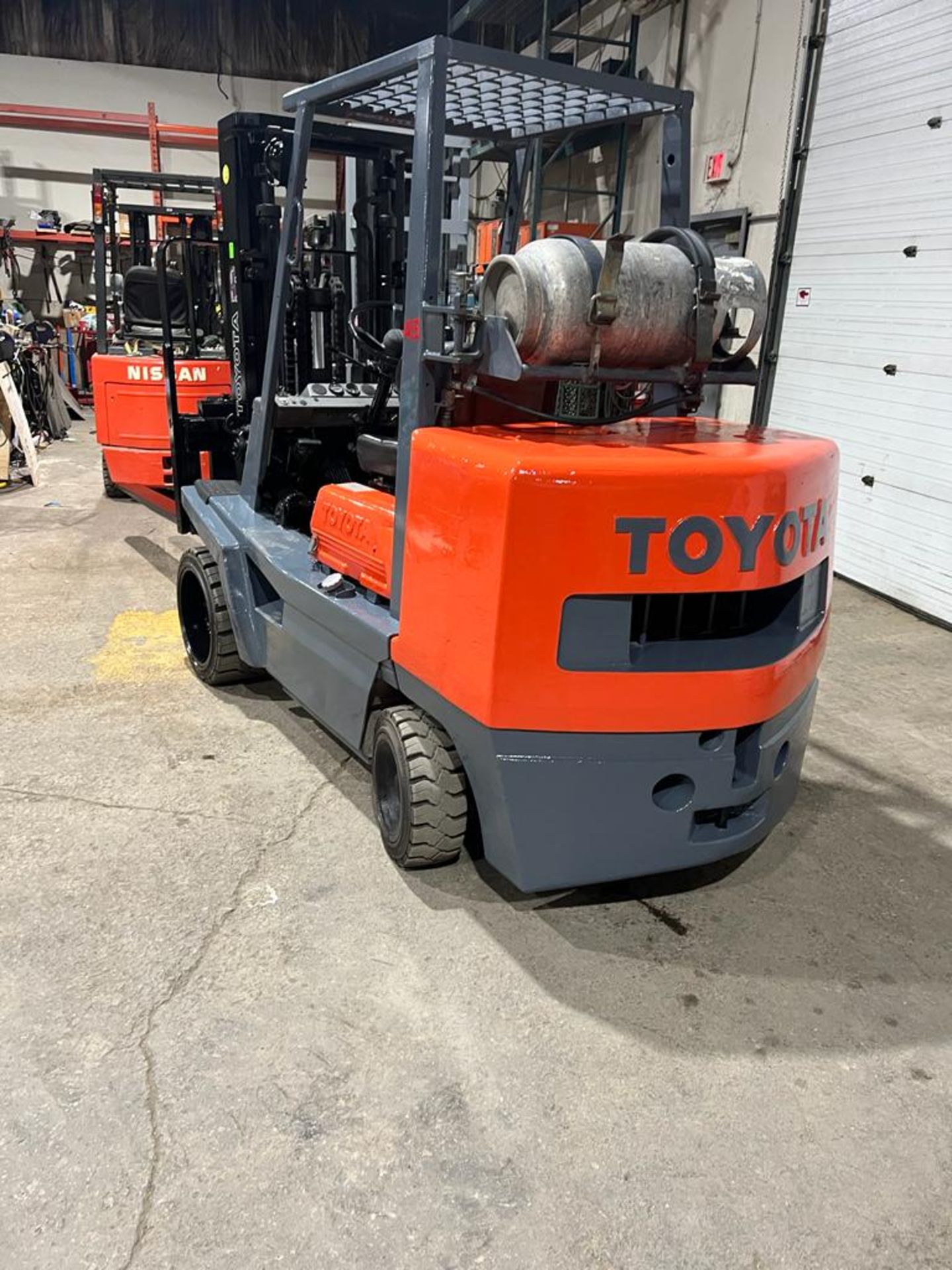 NICE Toyota model 45 - 10,000lbs Capacity Forklift OUTDOOR LPG (propane) with Sideshift 72" forks - Image 5 of 5