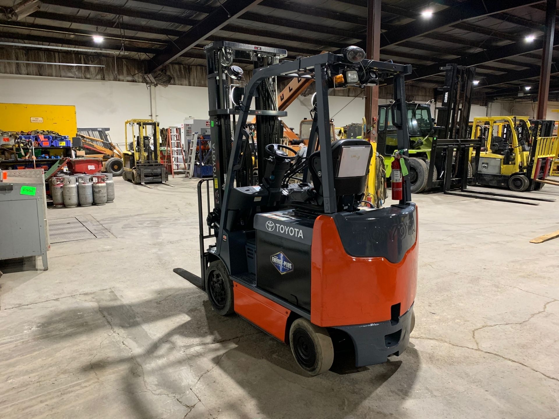 ***NICE Toyota 25 - 5,000lbs Capacity Forklift Electric with Sideshift 3-stage mast 48V - FREE - Image 3 of 6