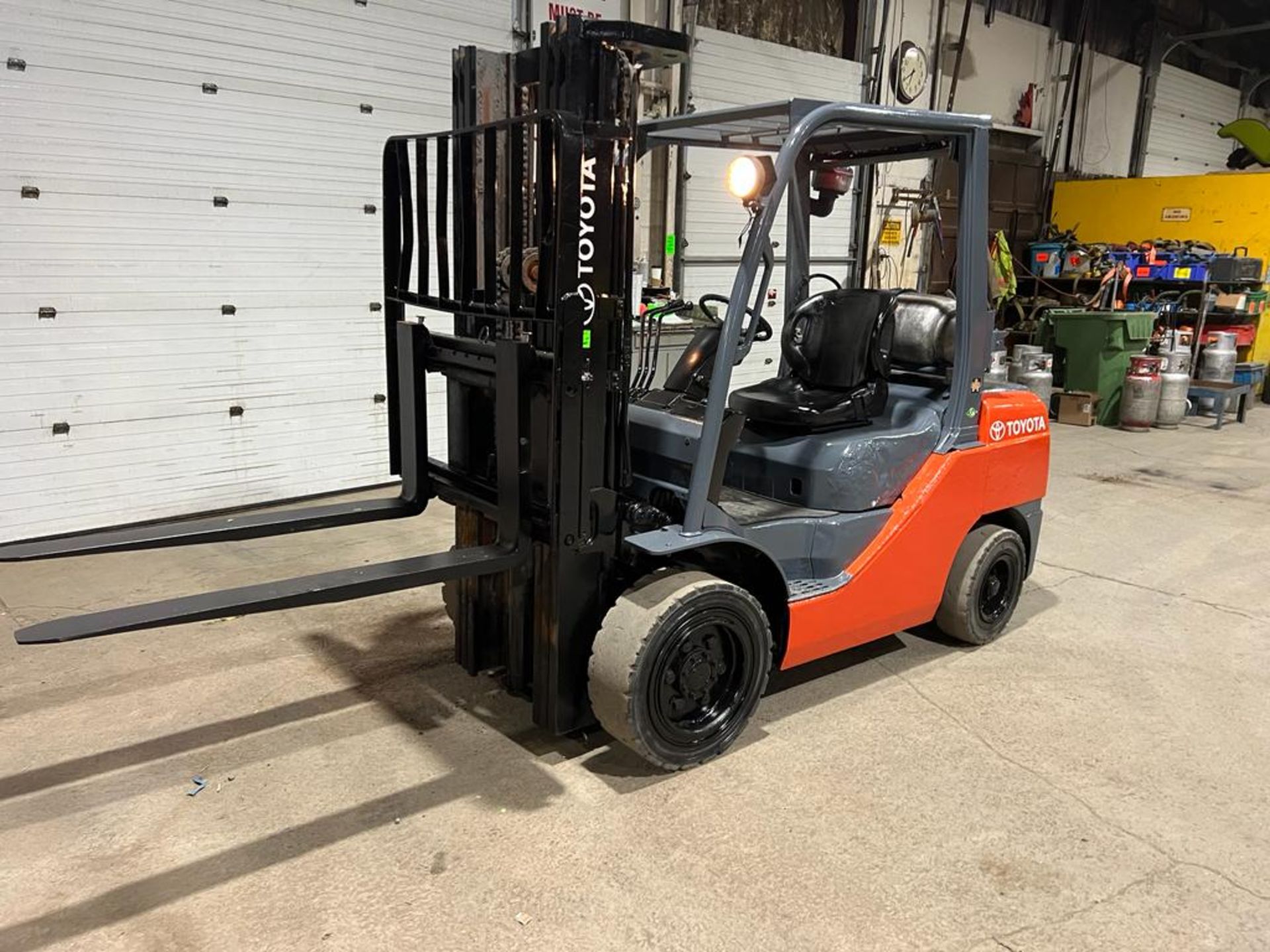 NICE Toyota 6,500lbs Capacity OUTDOOR Forklift LPG (propane) NEW 48" forks with Sideshift 3-stage - Image 2 of 3