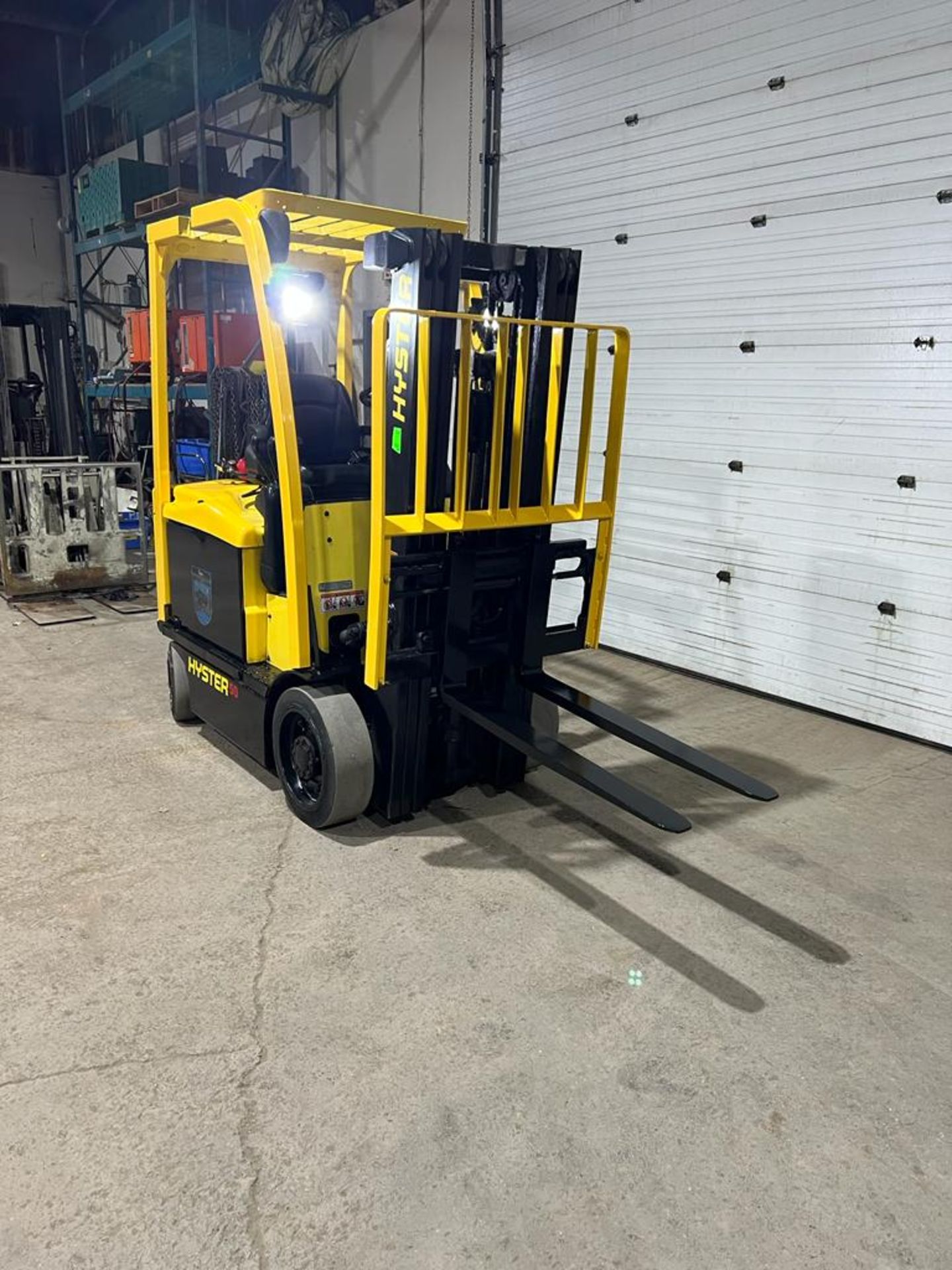 NICE 2016 Hyster 50 - 5,000lbs Capacity Forklift Electric 48V with Sideshift 3-stage mast with LOW - Image 2 of 4