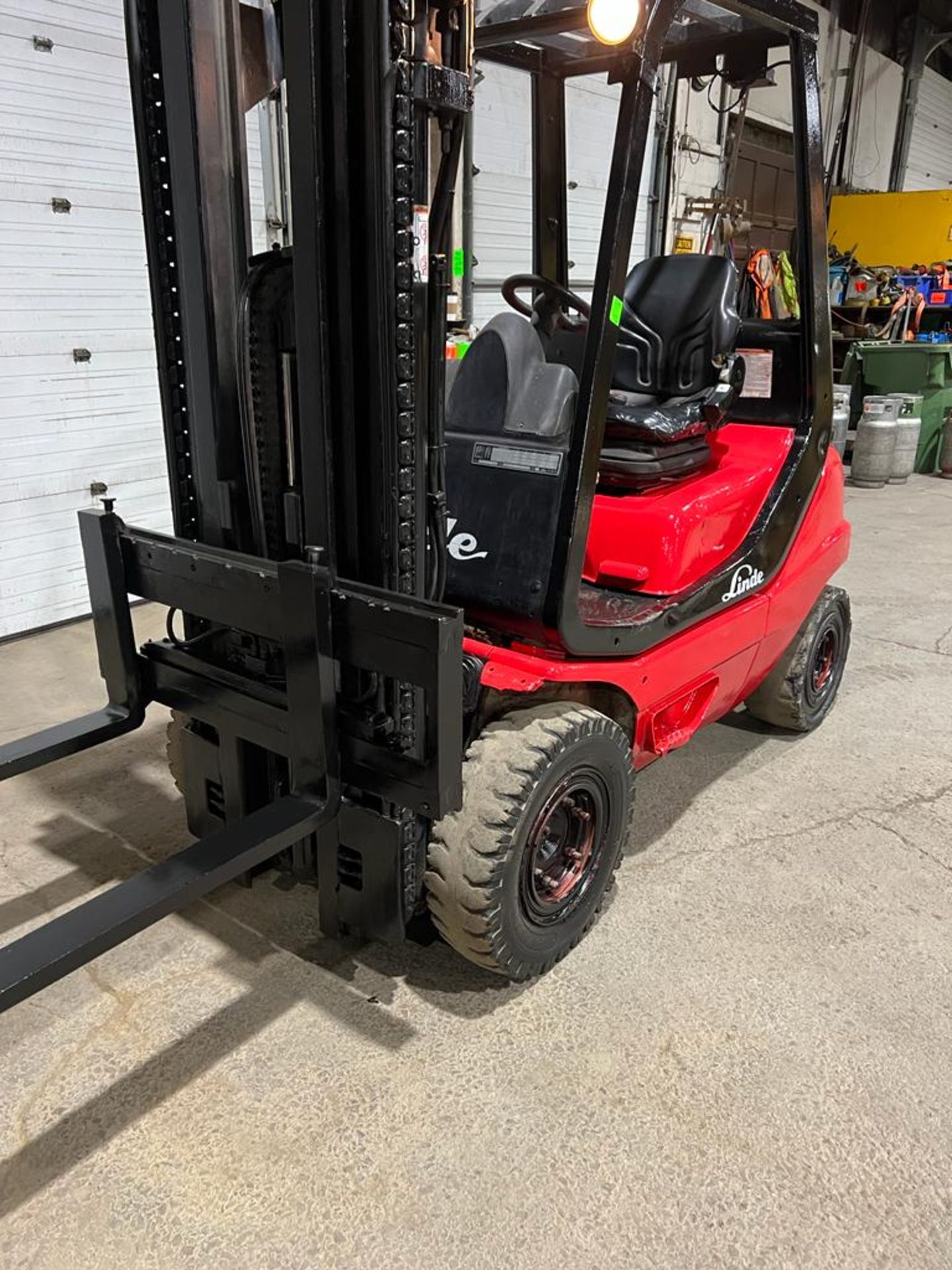 NICE Linde - 5,000lbs Capacity OUTDOOR Forklift LPG (propane) with LOW HOURS & Sideshift & 3-stage - Image 2 of 4