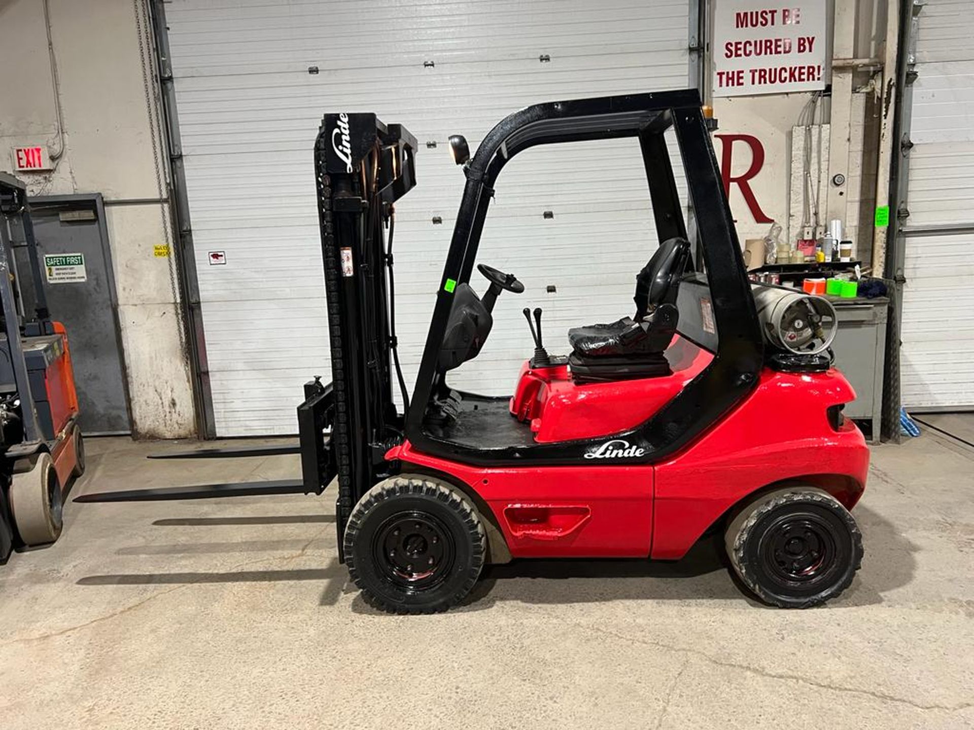 NICE Linde - 5,000lbs Capacity OUTDOOR Forklift LPG (propane) with LOW HOURS & Sideshift & 3-stage
