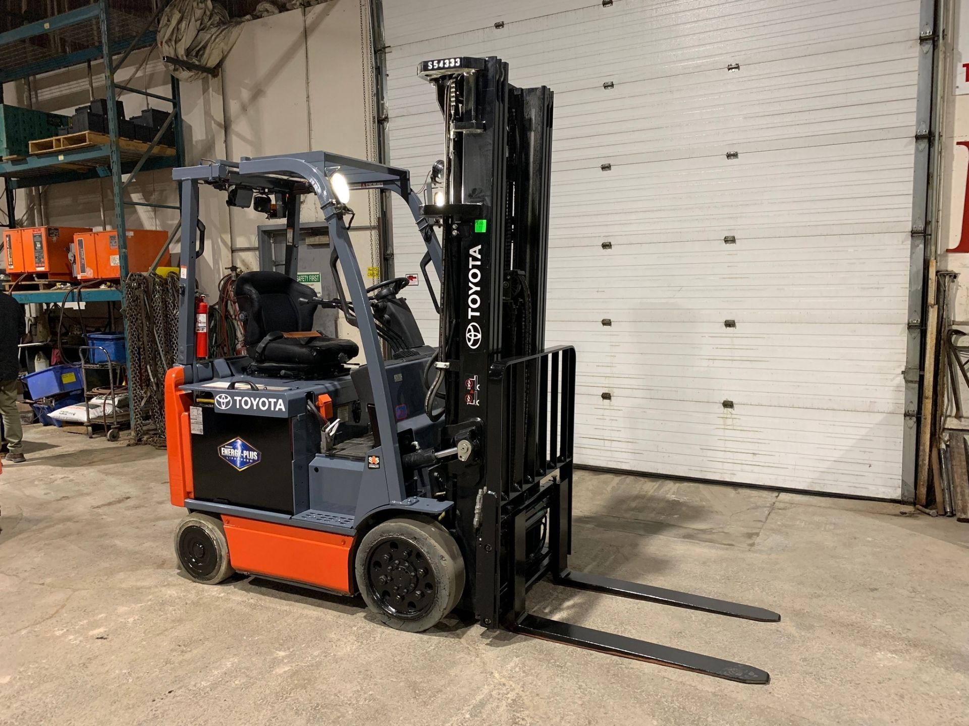 ***NICE Toyota 25 - 5,000lbs Capacity Forklift Electric with Sideshift 3-stage mast 48V - FREE - Image 4 of 6