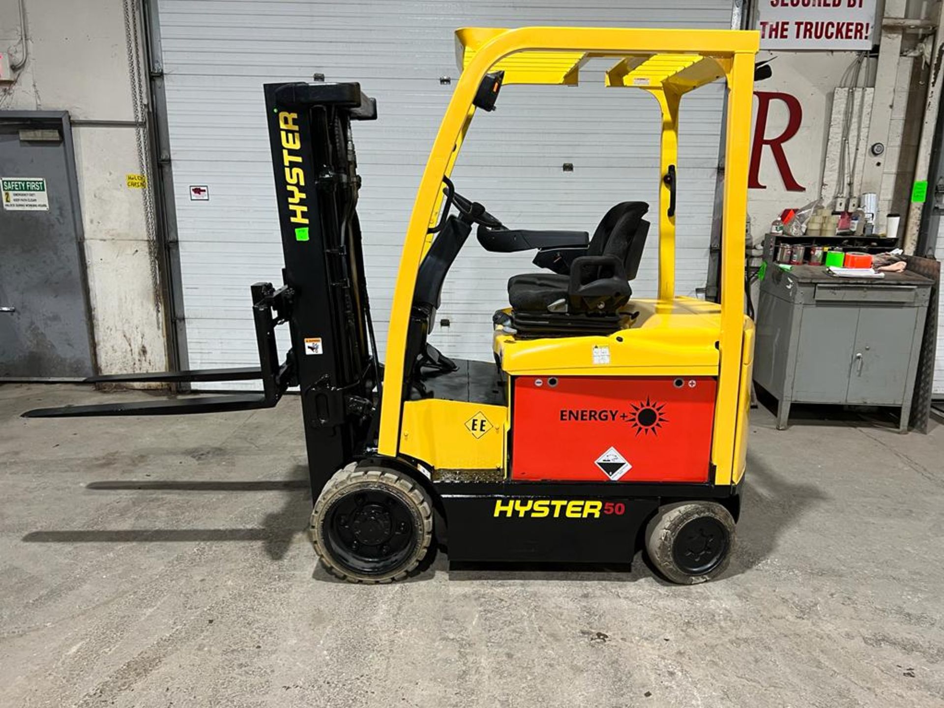 NICE 2011 Hyster 50 - 5,000lbs Capacity Forklift Electric NEW BATTERY 48V with Sideshift and fork