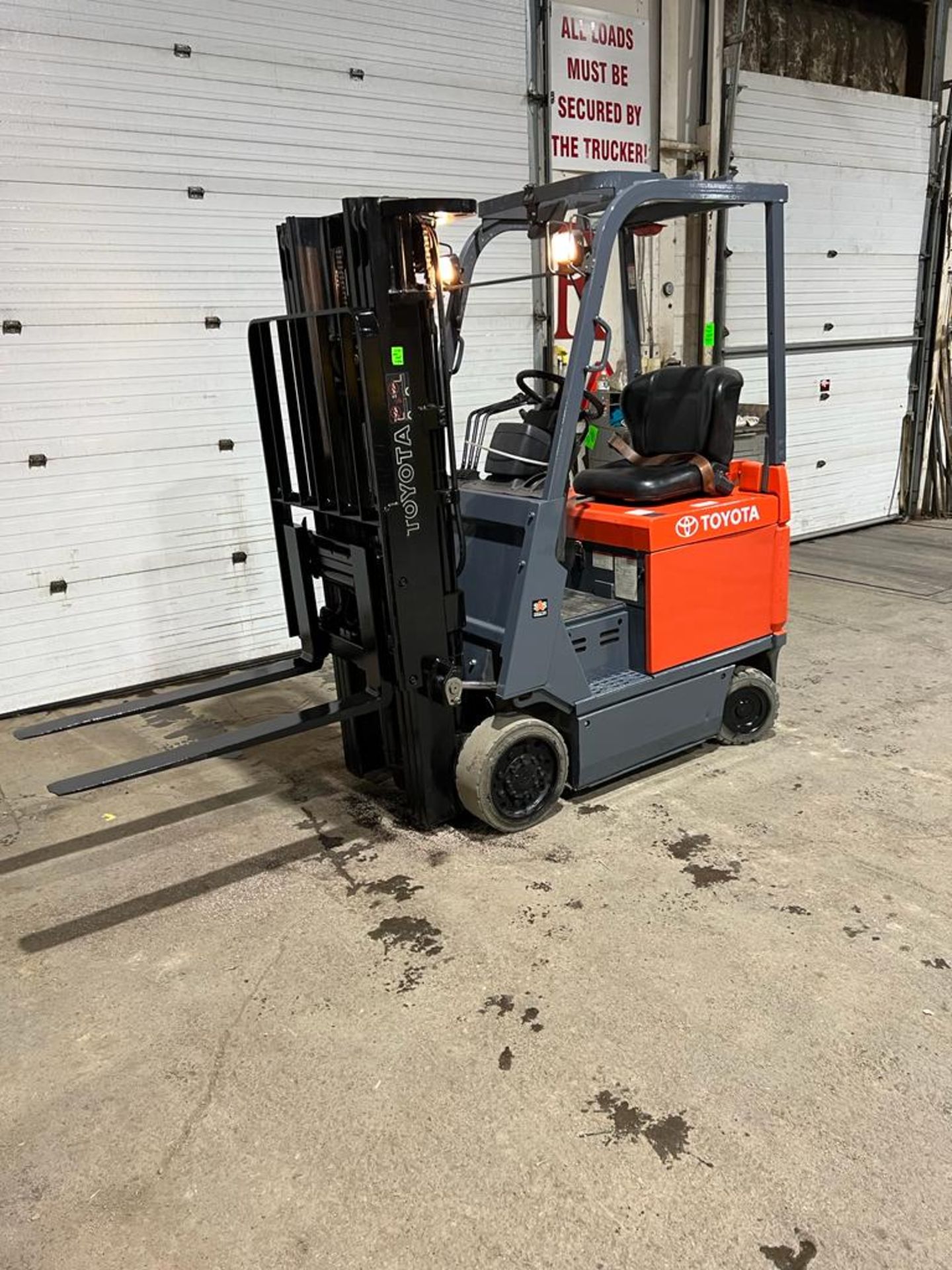 NICE 2016 Toyota 3,000lbs Capacity Forklift NEW 36V Battery with 3-stage mast - FREE CUSTOMS - Image 3 of 4