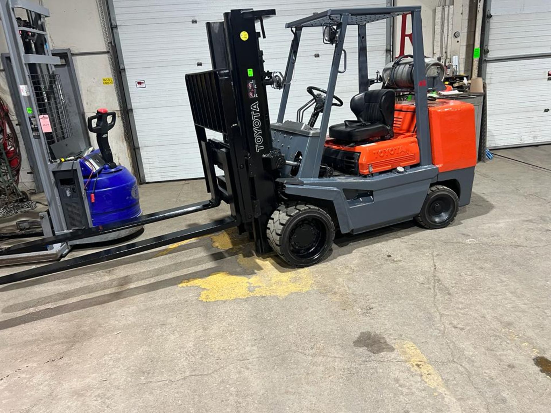 NICE Toyota model 45 - 10,000lbs Capacity Forklift OUTDOOR LPG (propane) with Sideshift 72" forks