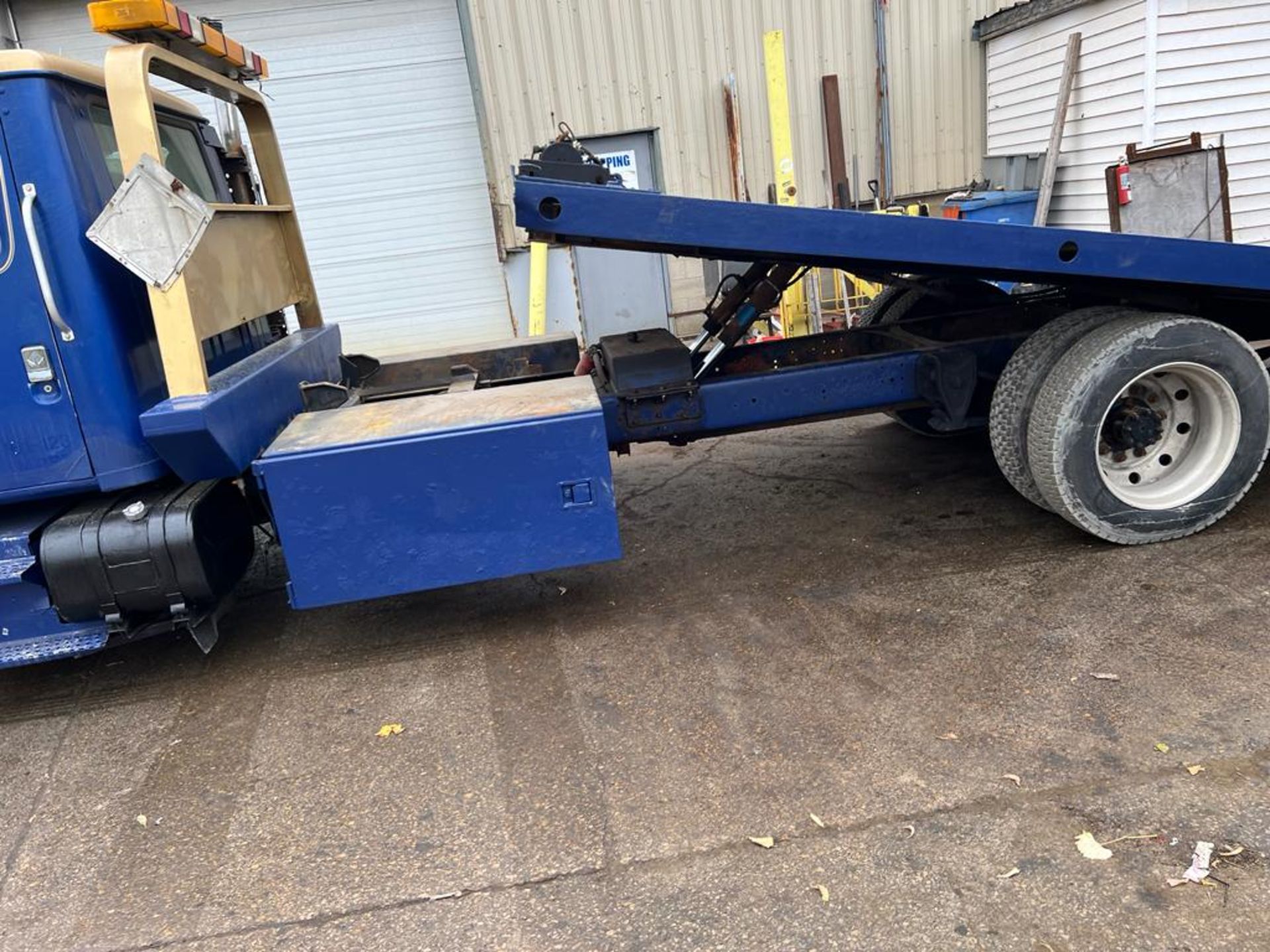 Navistar International Model 40S Flat Bed TILT and LOAD with a winch Transport Truck 2 axle, - Image 9 of 13