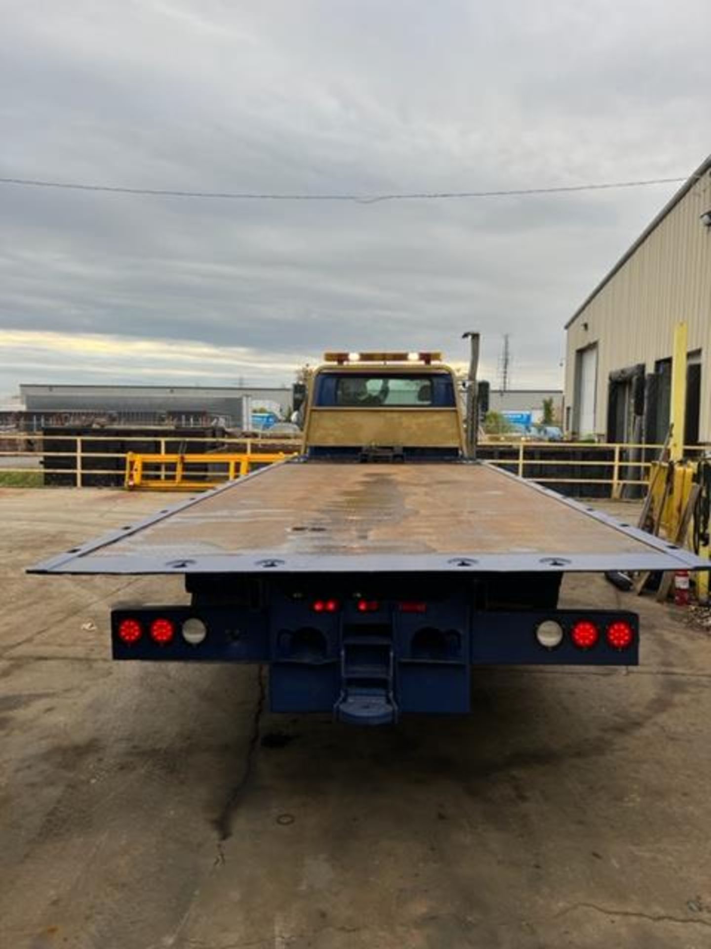 Navistar International Model 40S Flat Bed TILT and LOAD with a winch Transport Truck 2 axle, - Image 4 of 13