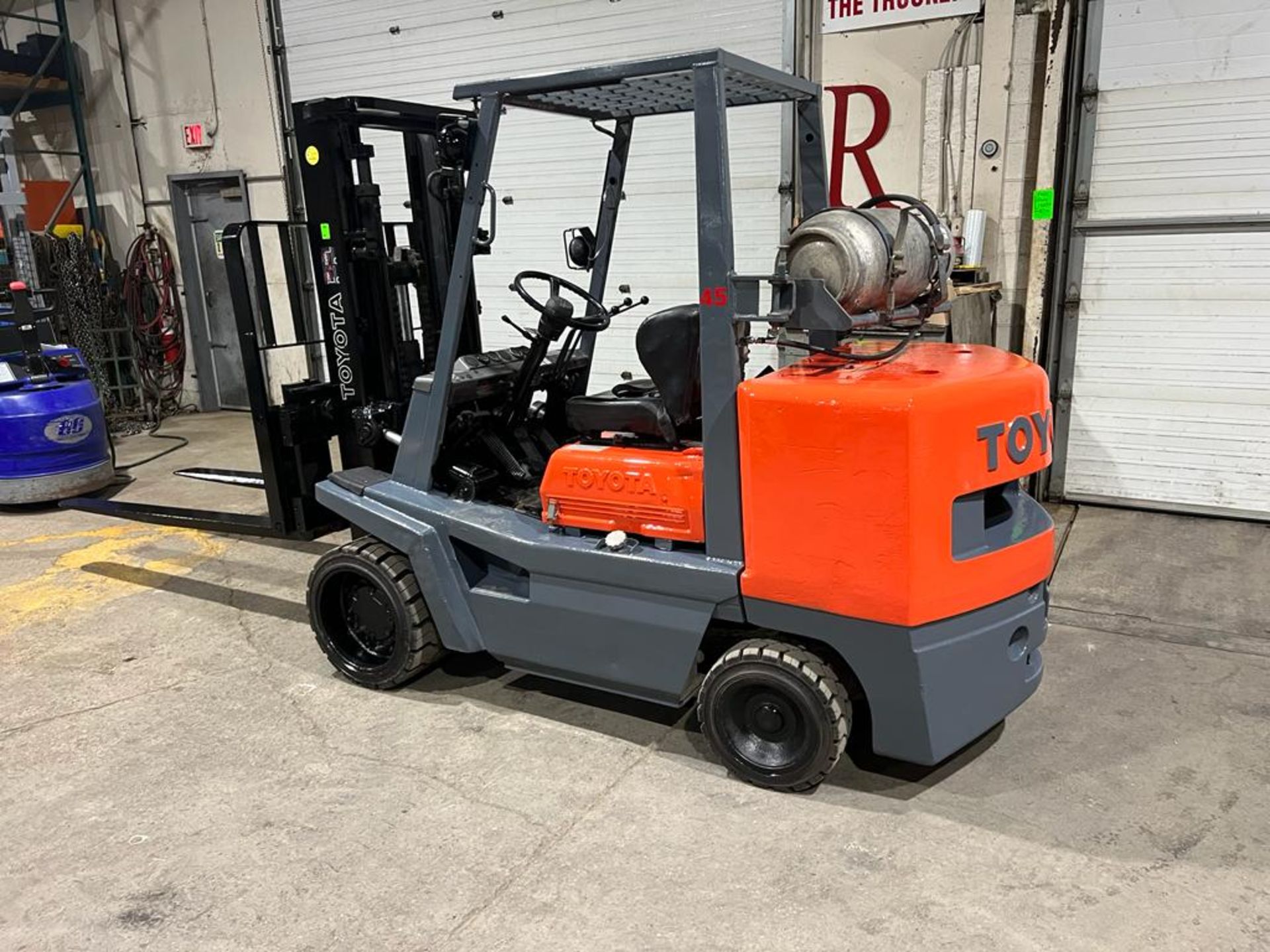 NICE Toyota model 45 - 10,000lbs Capacity Forklift OUTDOOR LPG (propane) with Sideshift 72" forks - Image 4 of 5