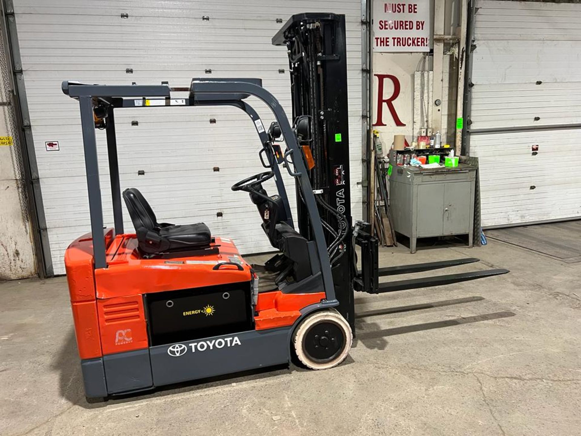 NICE 2010 Toyota 4,000lbs Capacity Forklift NEW 36V Battery, NEW 48" forks with 3-stage mast