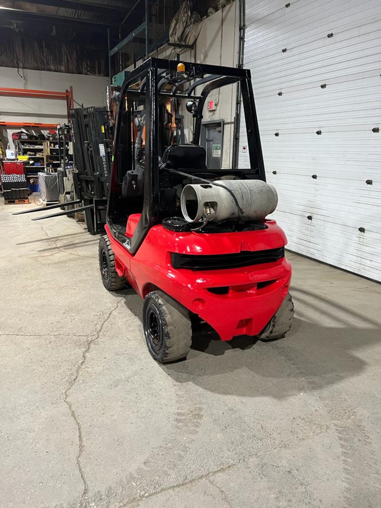NICE Linde - 5,000lbs Capacity OUTDOOR Forklift LPG (propane) with LOW HOURS & Sideshift & 3-stage - Image 3 of 4