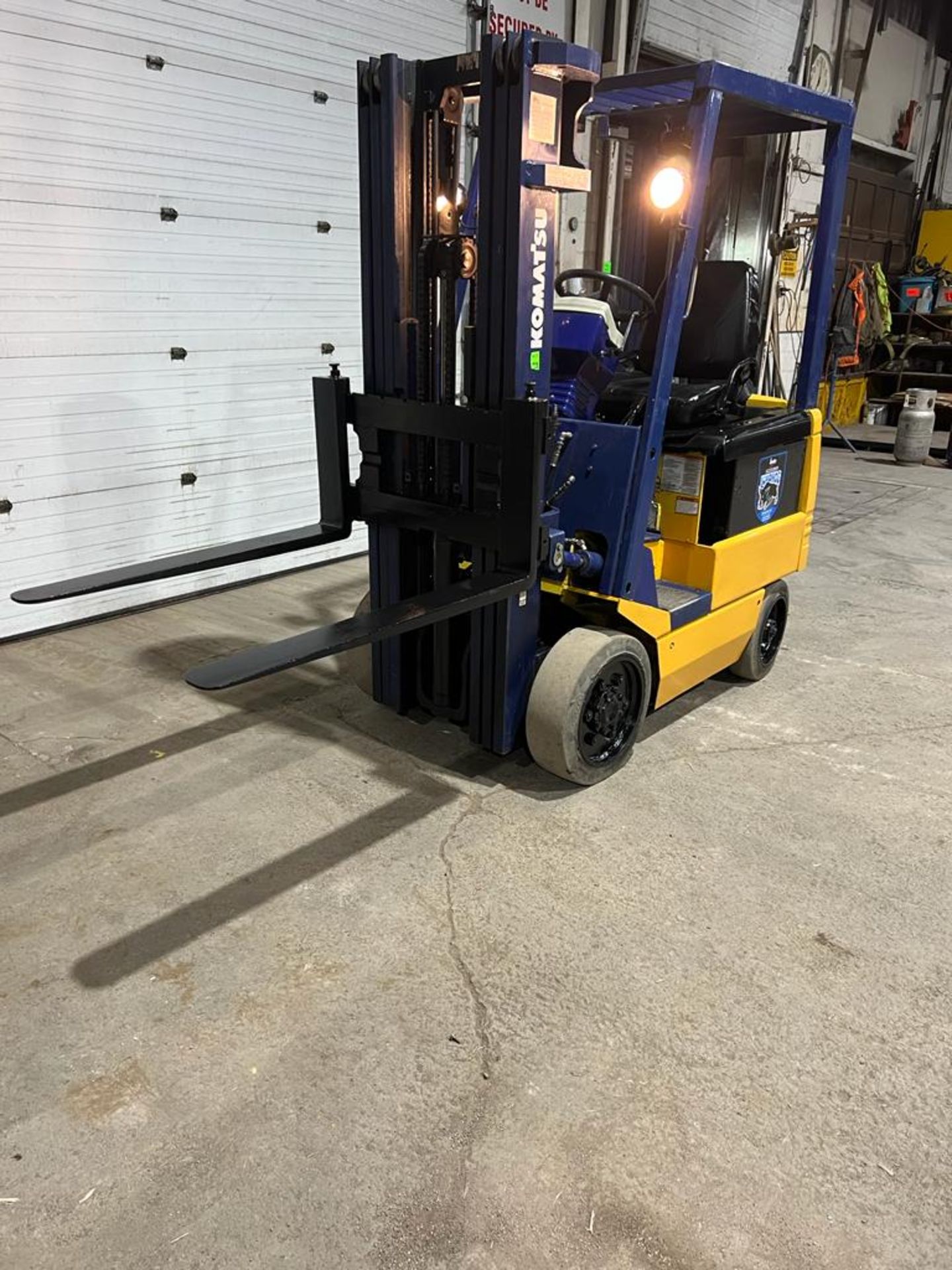 NICE Komatsu 4,000lbs Capacity Forklift with 3-stage mast Electric 36V with LOW HOURS - FREE - Image 3 of 3
