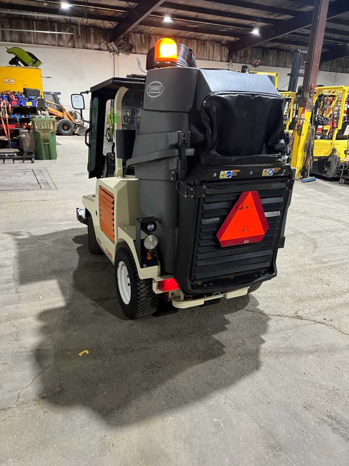 NICE Tennant Model ATLV-4300 Ride On Vacuum Sweeper Indoor Outdoor LPG (propane) with LOW HOURS ( - Image 3 of 5